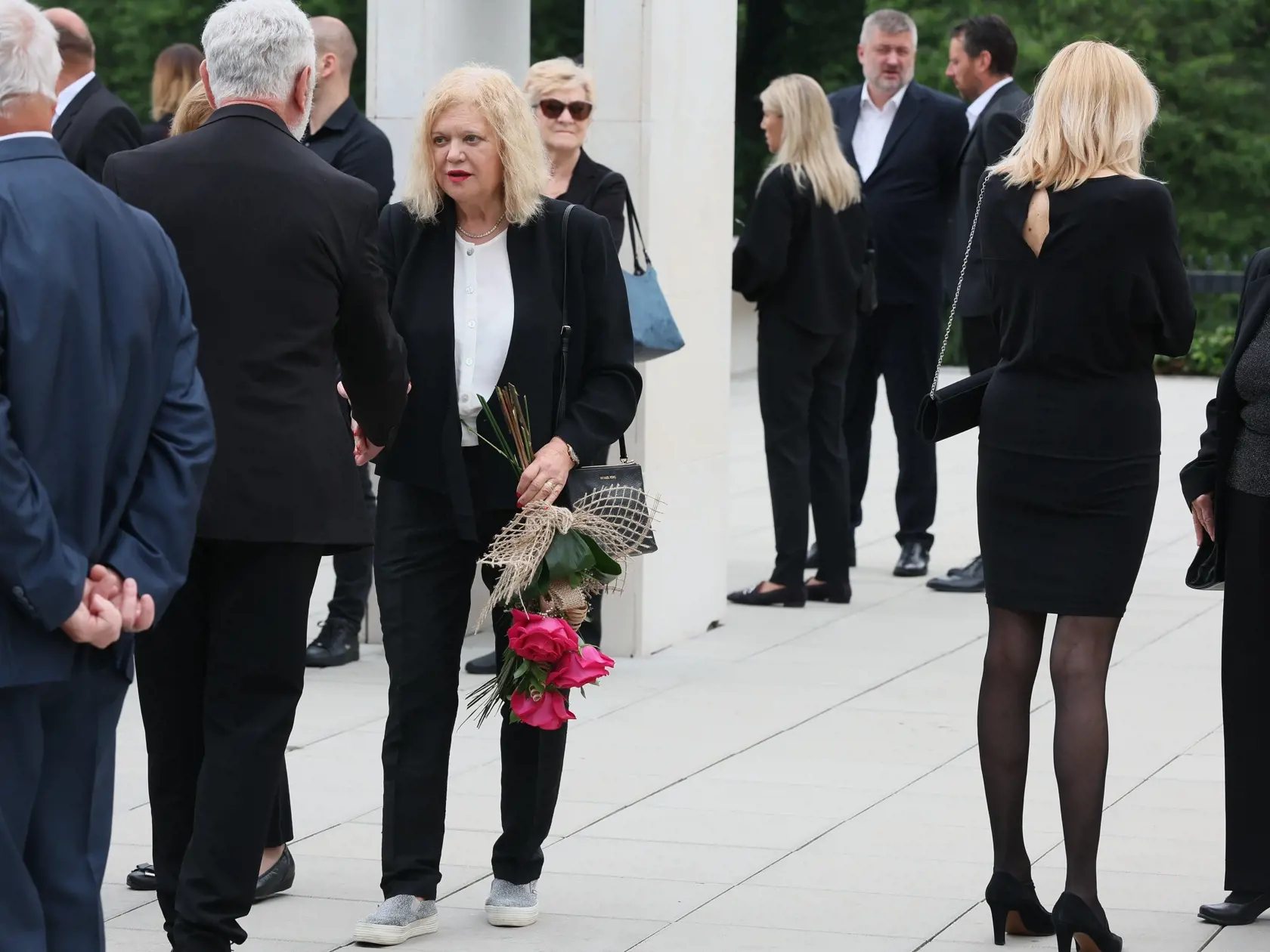 Posledná rozlúčka s Milkou Zimkovou v Bratislavskom krematóriu. Na fotke Marcela Laiferová.