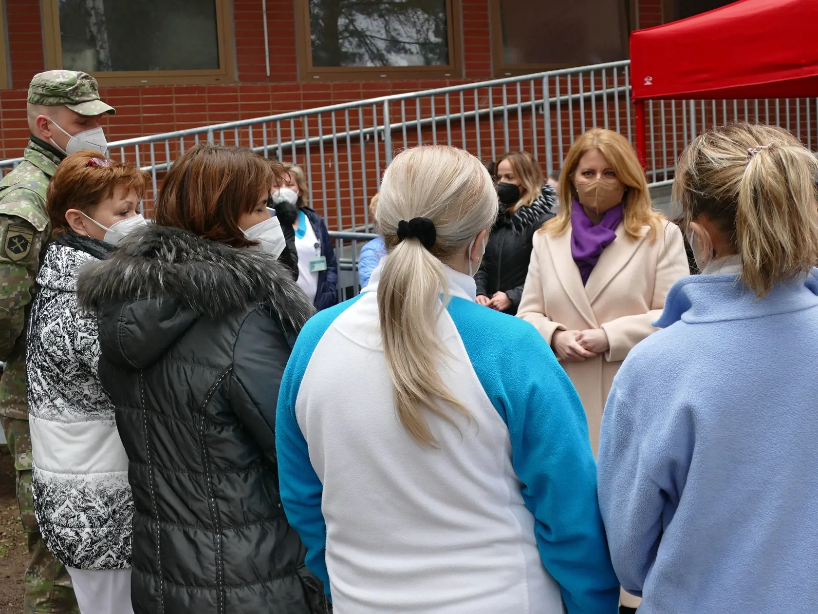 Na snímke druhá vpravo prezidentka SR Zuzana Čaputová počas návštevy vo Fakulnej nemocnici s poliklinikou 24. marca 2021 v Žiline. FOTO TASR - Erika Ďurčová