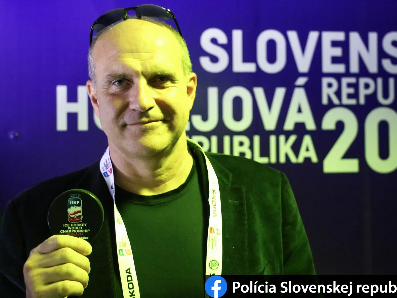 Milan Lučanský s hokejovým pukom, ktorý dostal počas zápasu Kanada-USA.