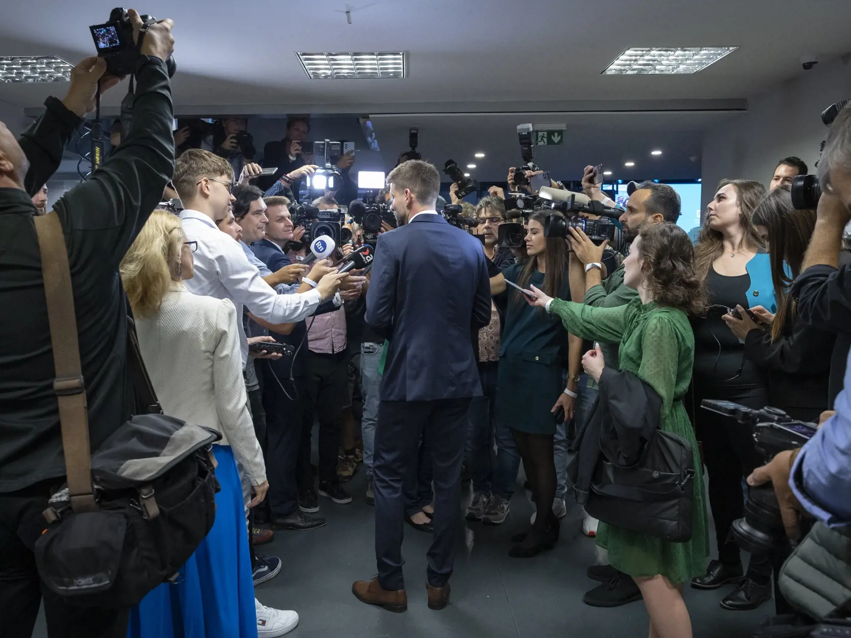 Parlamentné voľby na Slovensku. Volebná centrála strany Progresívne Slovensko. Na snímke je predseda strany Michal Šimečka, ktorý krátko pred ôsmou hodinou večer prišiel v sprievode partnerky.