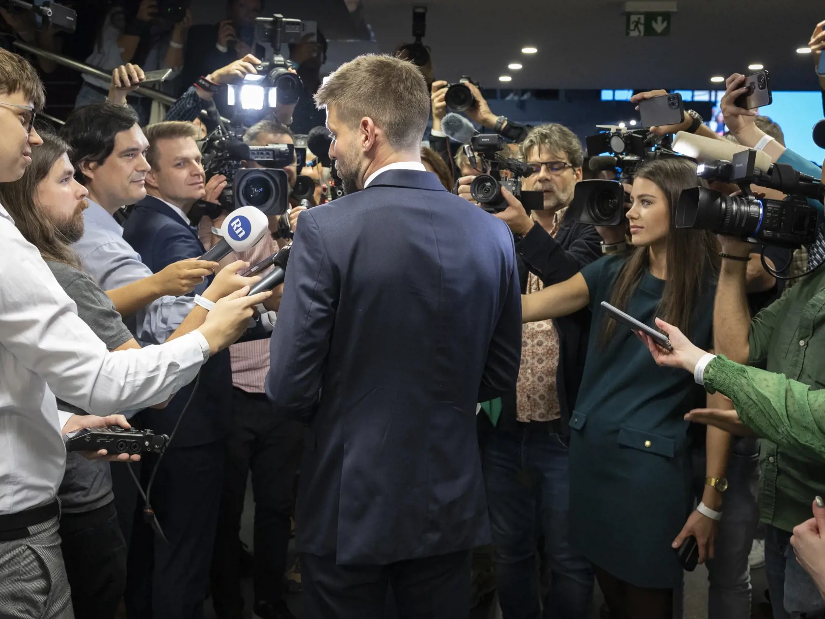 Parlamentné voľby na Slovensku. Volebná centrála strany Progresívne Slovensko. Na snímke je predseda strany Michal Šimečka, ktorý krátko pred ôsmou hodinou večer prišiel v sprievode partnerky.