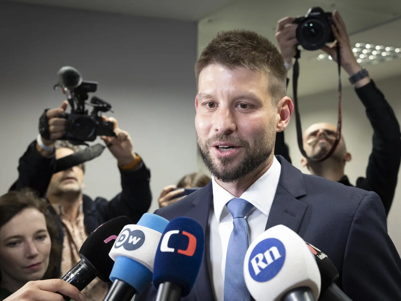 Parlamentné voľby na Slovensku. Volebná centrála strany Progresívne Slovensko. Na snímke je predseda strany Michal Šimečka, ktorý krátko pred ôsmou hodinou večer prišiel v sprievode partnerky.