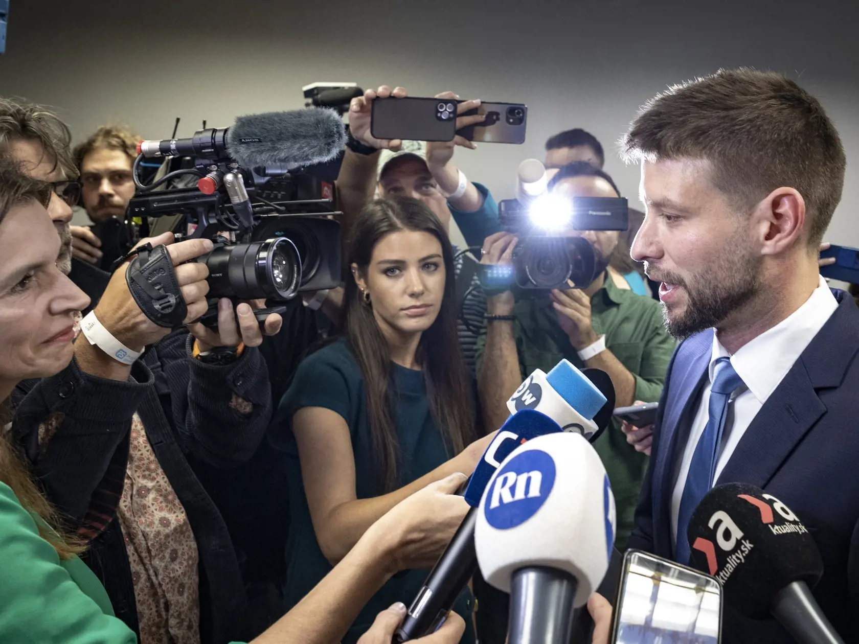 Parlamentné voľby na Slovensku. Volebná centrála strany Progresívne Slovensko. Na snímke je predseda strany Michal Šimečka, ktorý krátko pred ôsmou hodinou večer prišiel v sprievode partnerky.