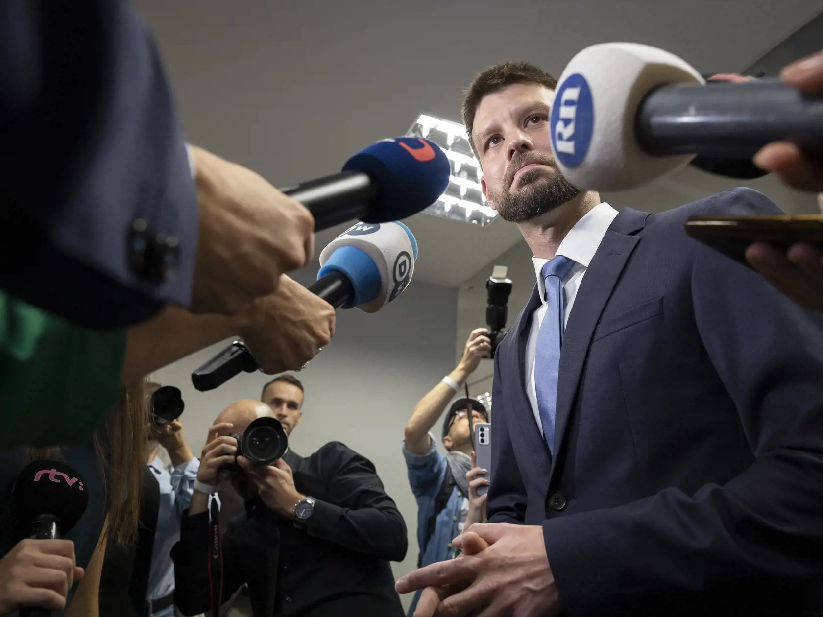 Parlamentné voľby na Slovensku. Volebná centrála strany Progresívne Slovensko. Na snímke je predseda strany Michal Šimečka, ktorý krátko pred ôsmou hodinou večer prišiel v sprievode partnerky.