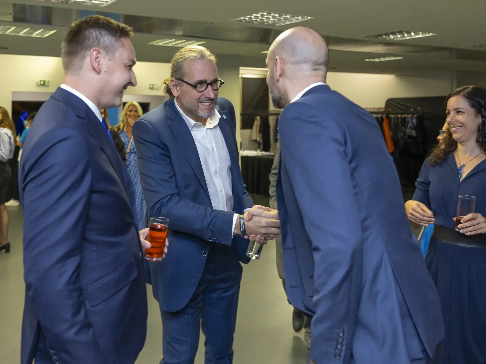 Parlamentné voľby na Slovensku. Volebná centrála strany Progresívne Slovensko. Atmosféra pred očakávaným úvodným prejavom predsedu Michala Šimečku. Na snímke je Martin Hojsík.