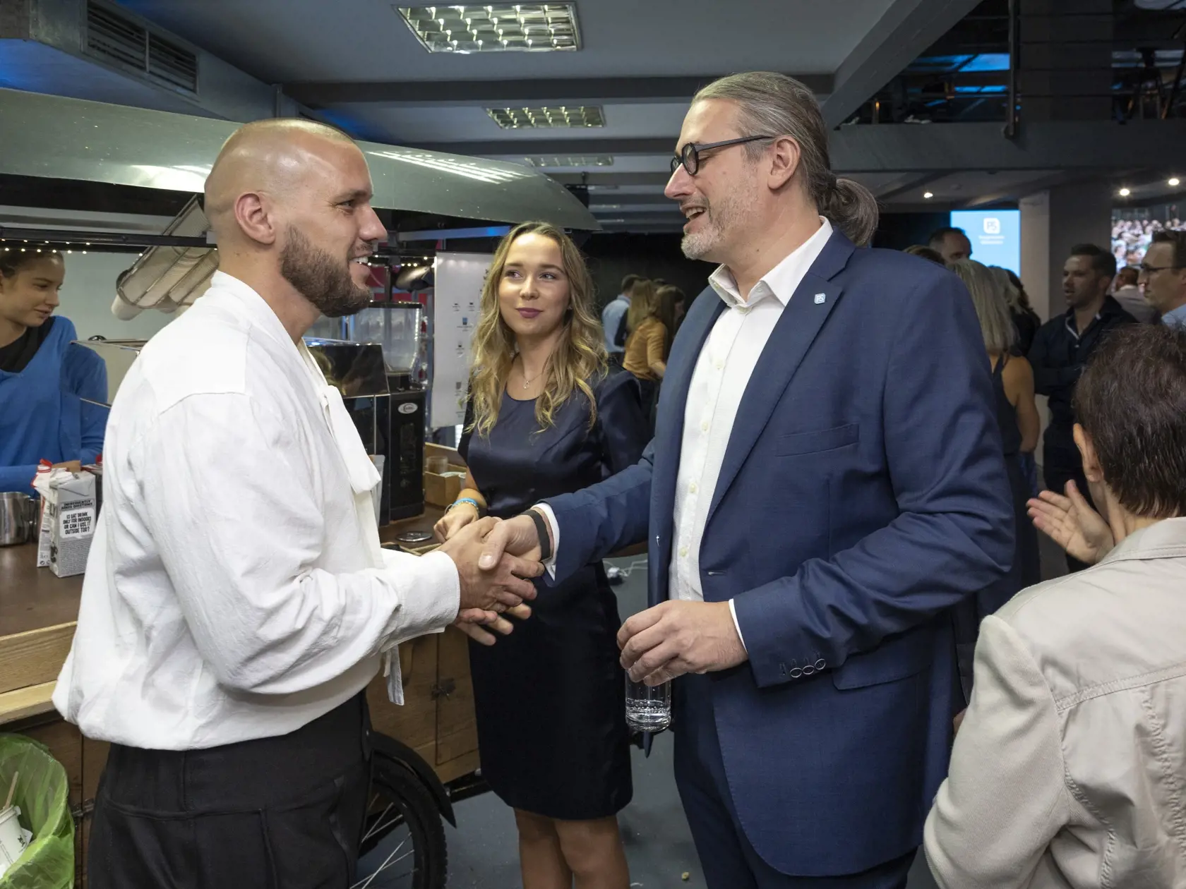 Parlamentné voľby na Slovensku. Volebná centrála strany Progresívne Slovensko. Atmosféra pred očakávaným úvodným prejavom predsedu Michala Šimečku. Na snímke zľava je Michal Sabo a Martin Hojsík.