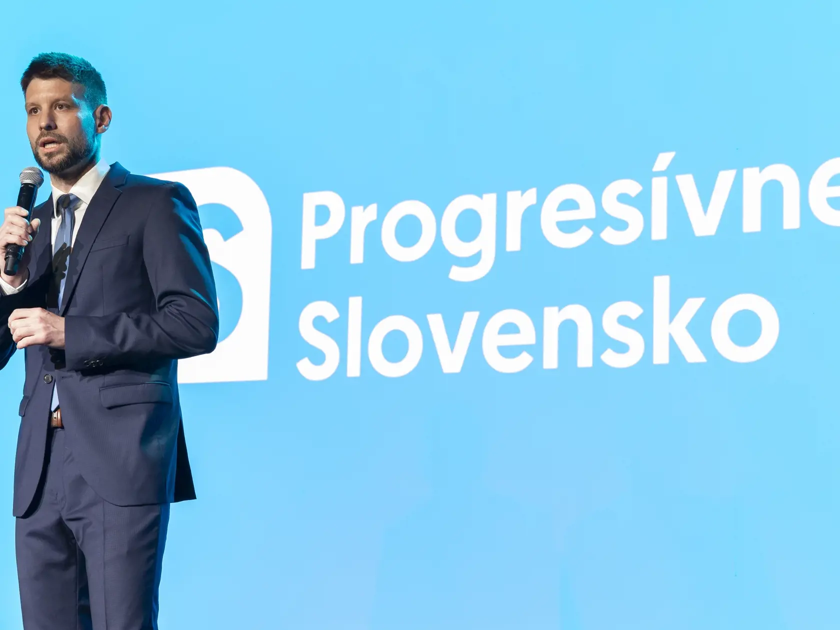 Parlamentné voľby na Slovensku. Volebná centrála strany Progresívne Slovensko. Na snímke je úvodný prejav predsedu Michala Šimečku. 