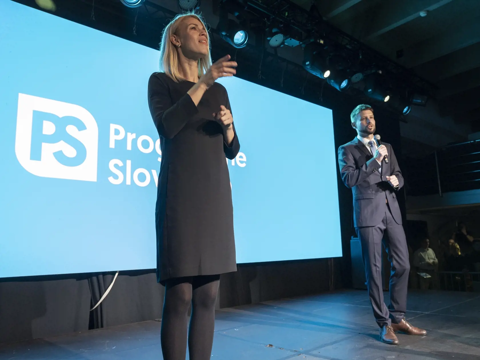 Parlamentné voľby na Slovensku. Volebná centrála strany Progresívne Slovensko. Na snímke je úvodný prejav predsedu Michala Šimečku. 
