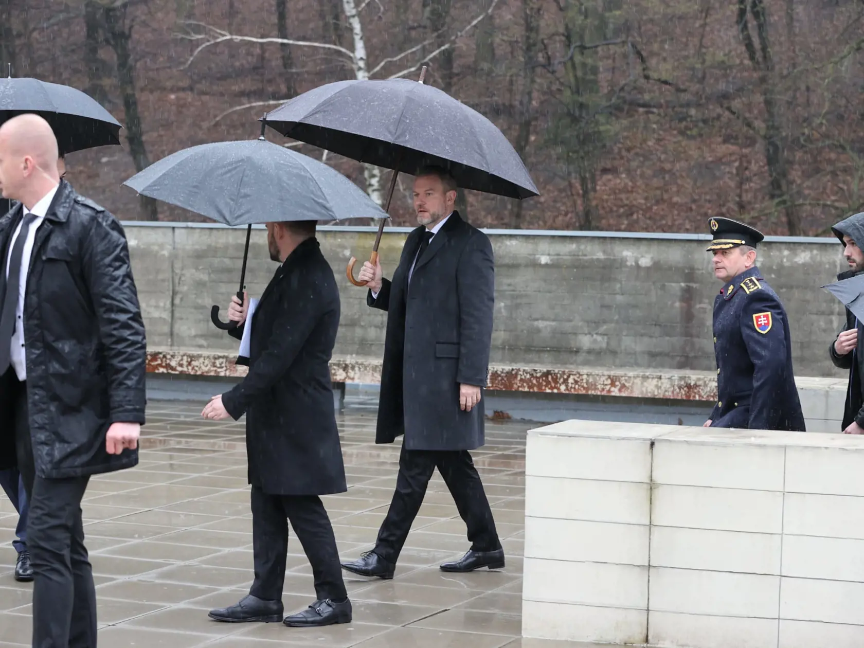 S Dušanom Čaplovičom sa lúčia politické špičky, na čele s prezidentom Petrom Pellegrinim, jeho predchodcom Ivanom Gašparovičom či ministrom obrany Robertom Kaliňákom.