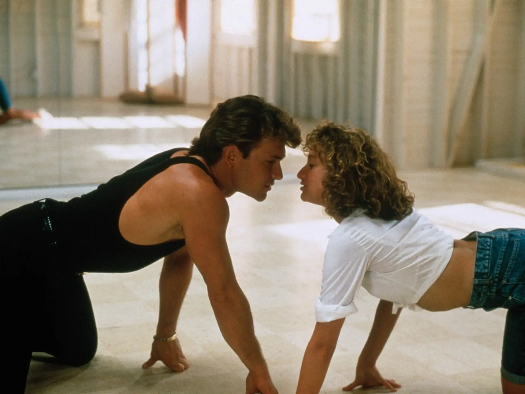 PATRICK SWAYZE, Jennifer Grey in film DIRTY DANCING movie directed by Emile Ardolino starring Jennifer Grey, Patrick Swayze, Jerry Orbach; Comedy; drama; dance; musical; 1987; american Patrick Wayne Swayze was an actor, dancer, singer and producer. After film debut in 1983 as a dancer in the movie Staying Alive, he knows international success in the film Dirty Dancing. He died September 15, 2009. Patrick Wayne Swayze est un acteur, danseur, chanteur et producteur amÃ©ricain. AprÃ¨s avoir dÃ©butÃ