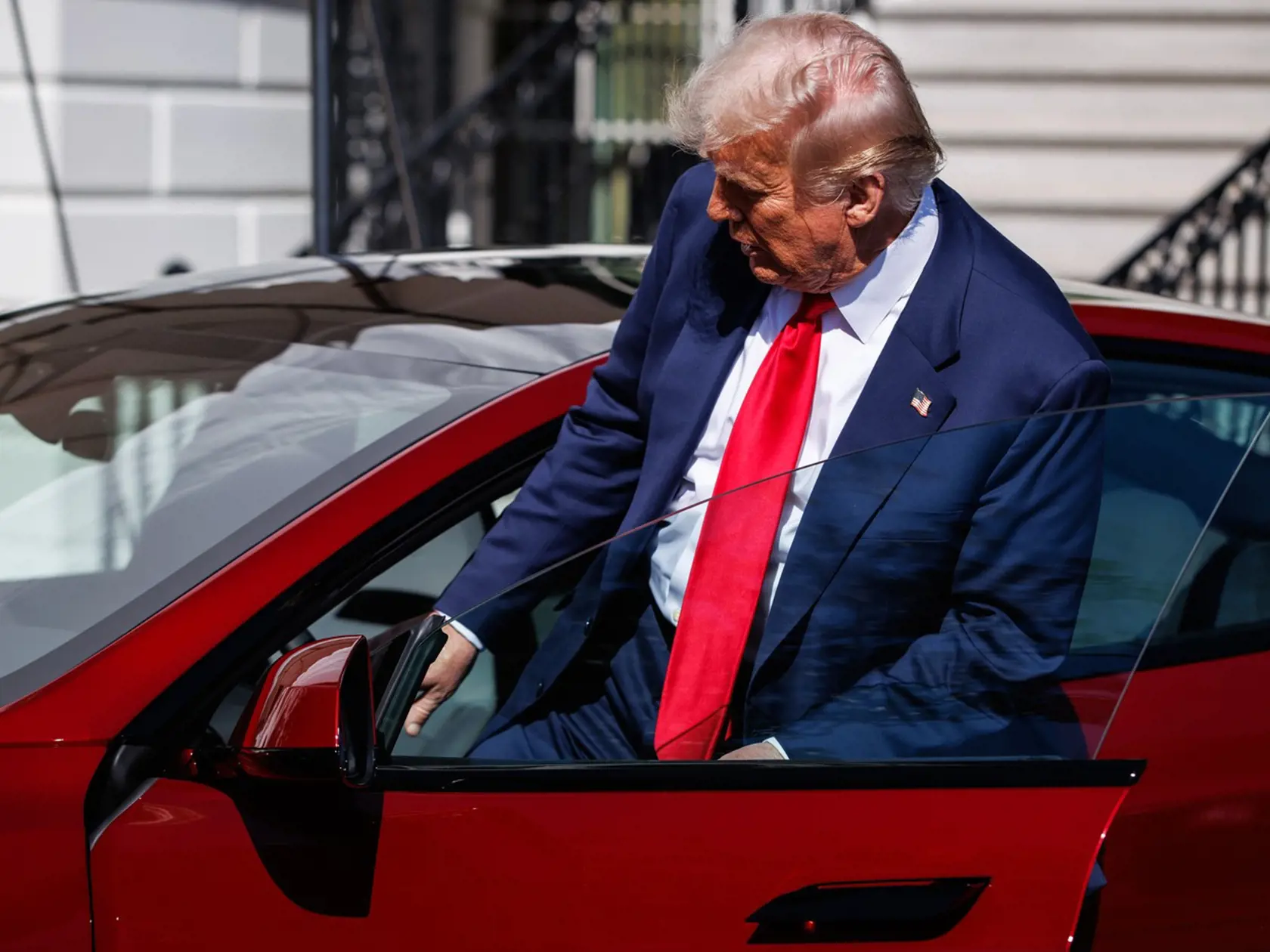 Donald Trump si kúpil novú Teslu, aby podporil Elona Muska.