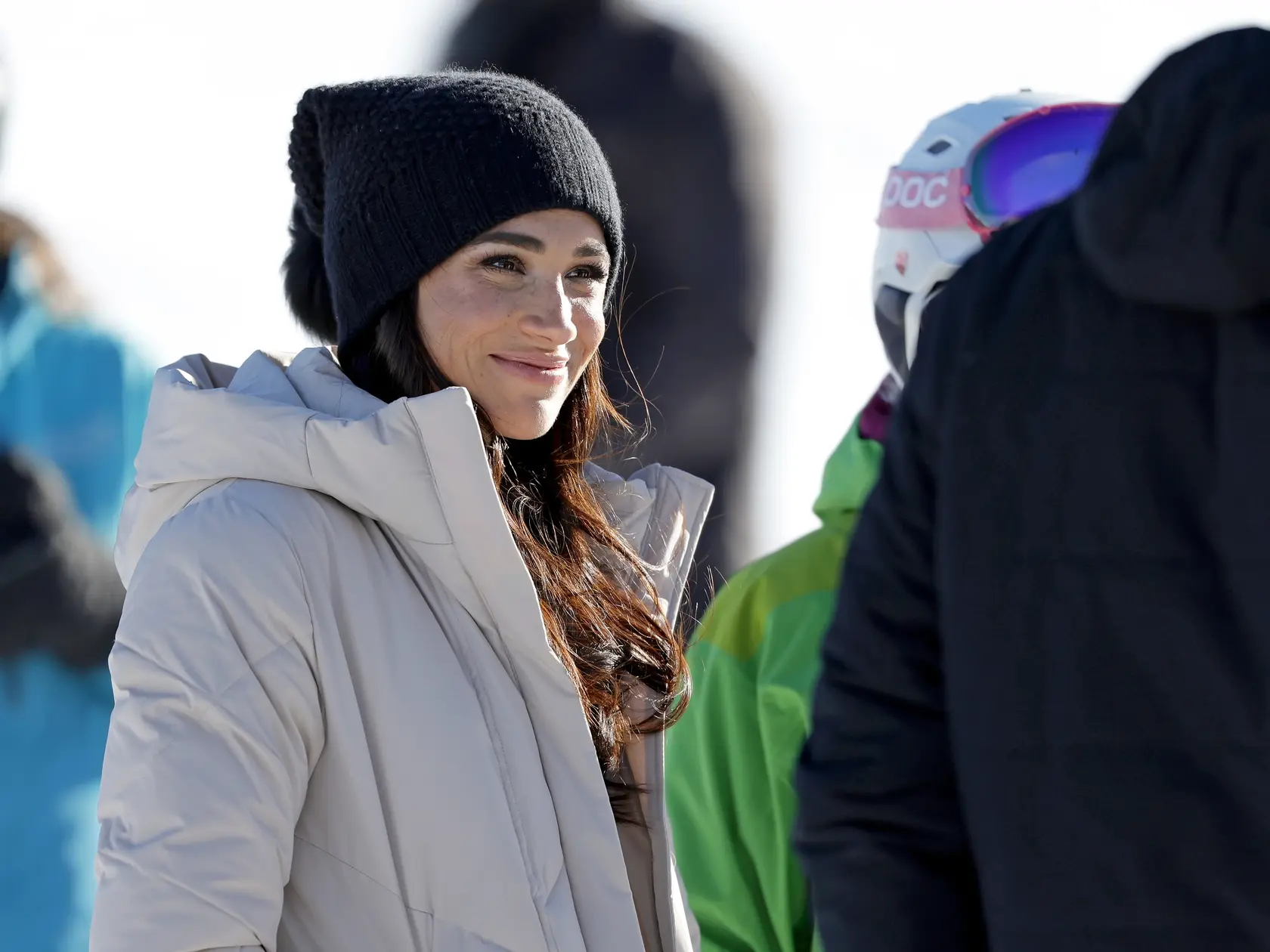 Meghan Markle a Kate Middleton sa pred kráľovskou svadbou Meghan a princa Harryho v roku 2018 pohádali kvôli šatám pre družičky. Meghan popiera, že by sa správala nevhodne a tvrdí, že ona je tá, ktorej ublížili.