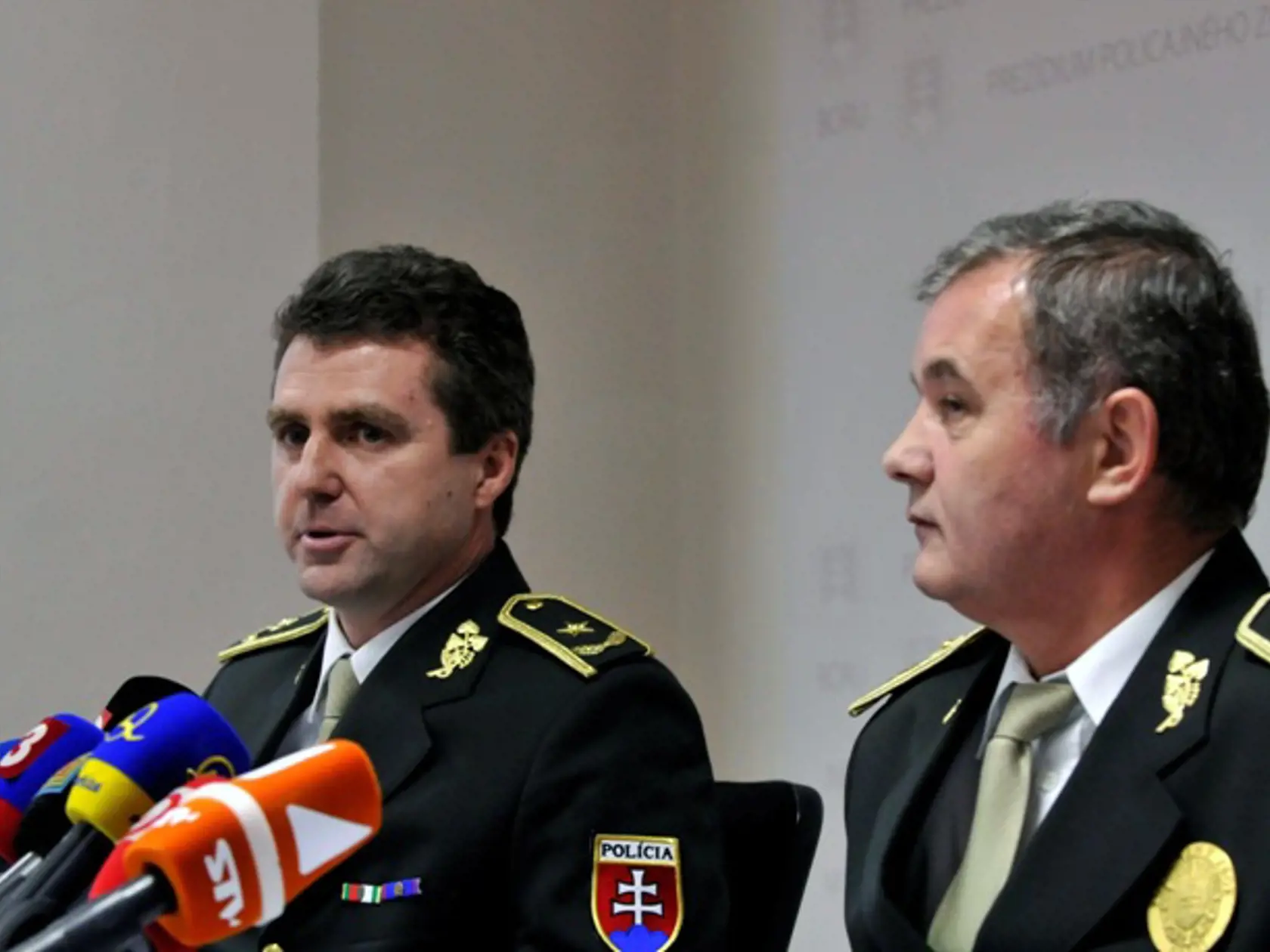 Riaditeľ Úradu boja proti korupcii Tibor Gašpar (vľavo)  a policajný prezident Ján Packa oznámili, že polícia odhalila najväčší daňový podvod v dejinách Slovenska.