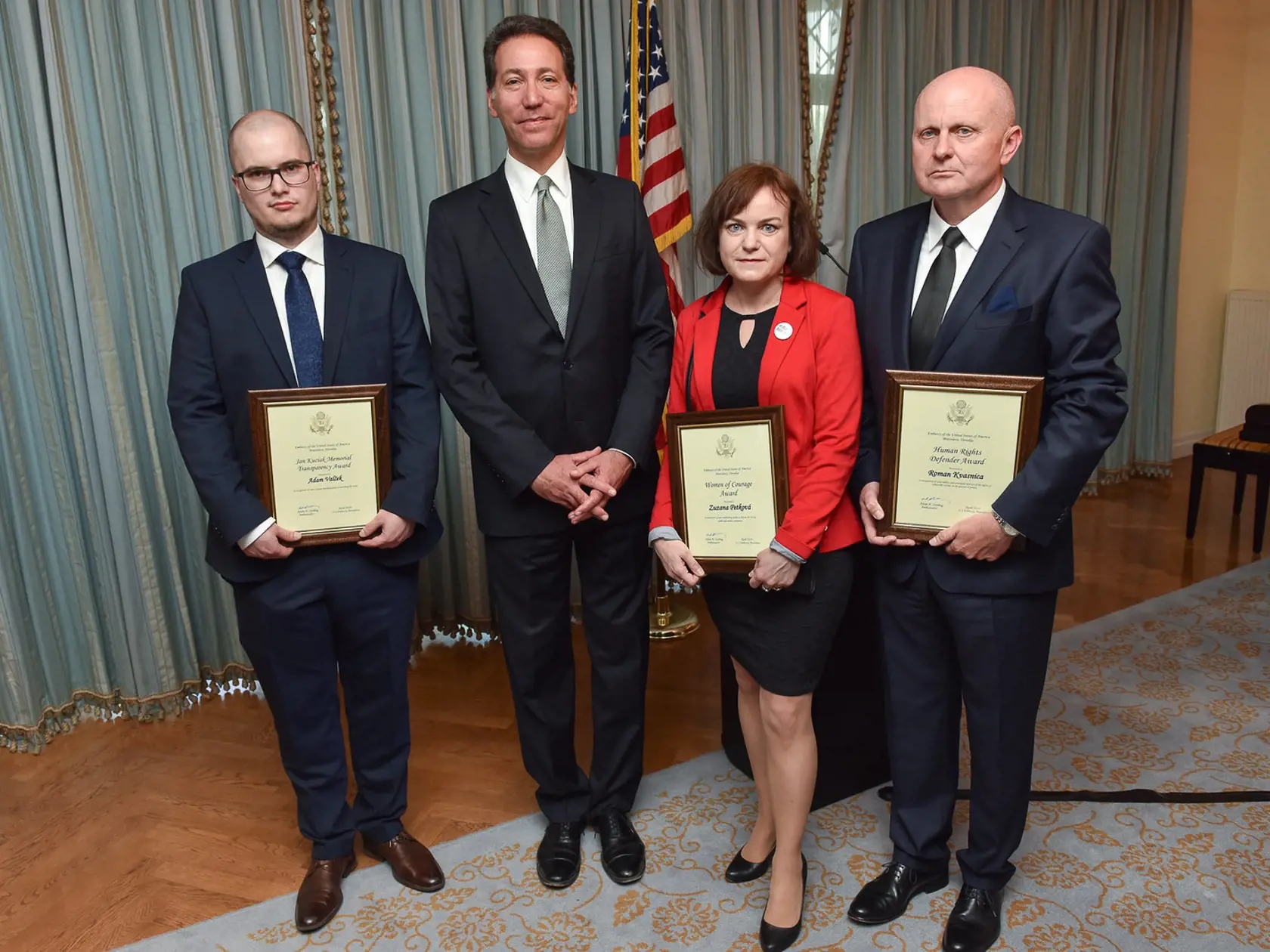Adam Valček, Zuzana Petková a Roman Kvasnica získali cenu od Veľvyslanectva USA na Slovensku.