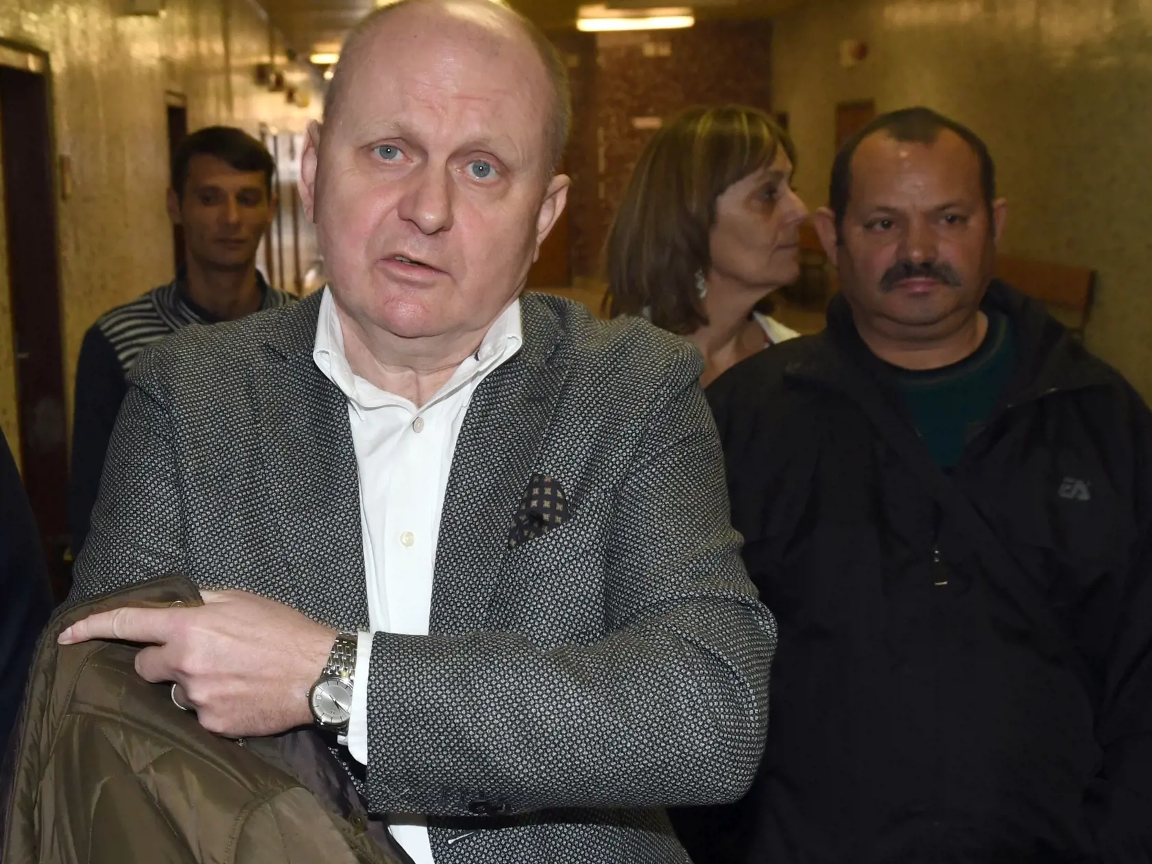 Hlavné pojednávanie so zbitými obeťami policajnej razie v Moldave nad Bodvou s obvineným Róbertom R. na Okresnom súde Košice I. v Košiciach 14. januára 2019. Na snímke obvinený Róbert R. (vpravo) a jeho advokát Roman Kvasnica. FOTO TASR - Roman Hanc