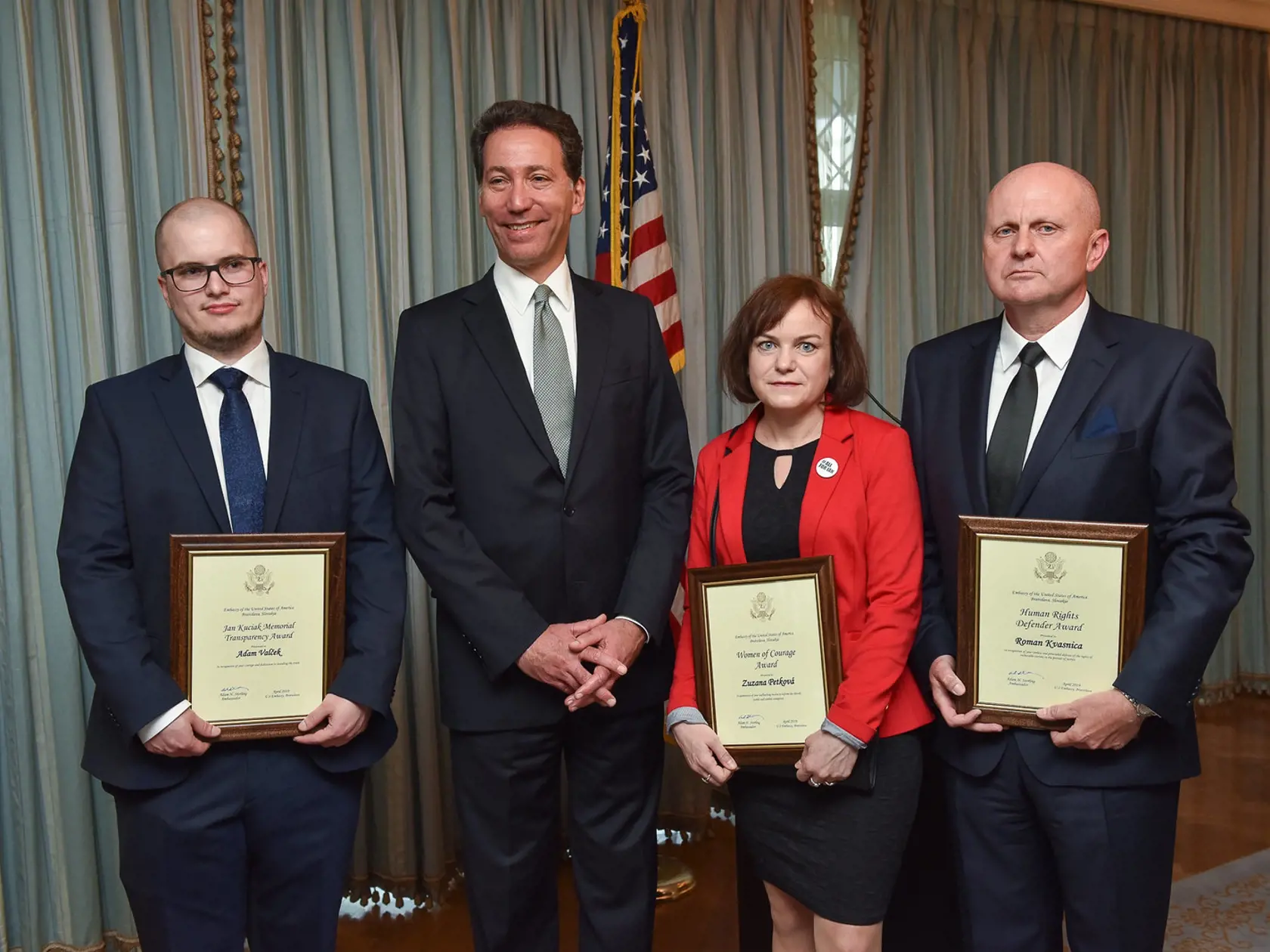Adam Valček, Zuzana Petková a Roman Kvasnica získali cenu od Veľvyslanectva USA na Slovensku.