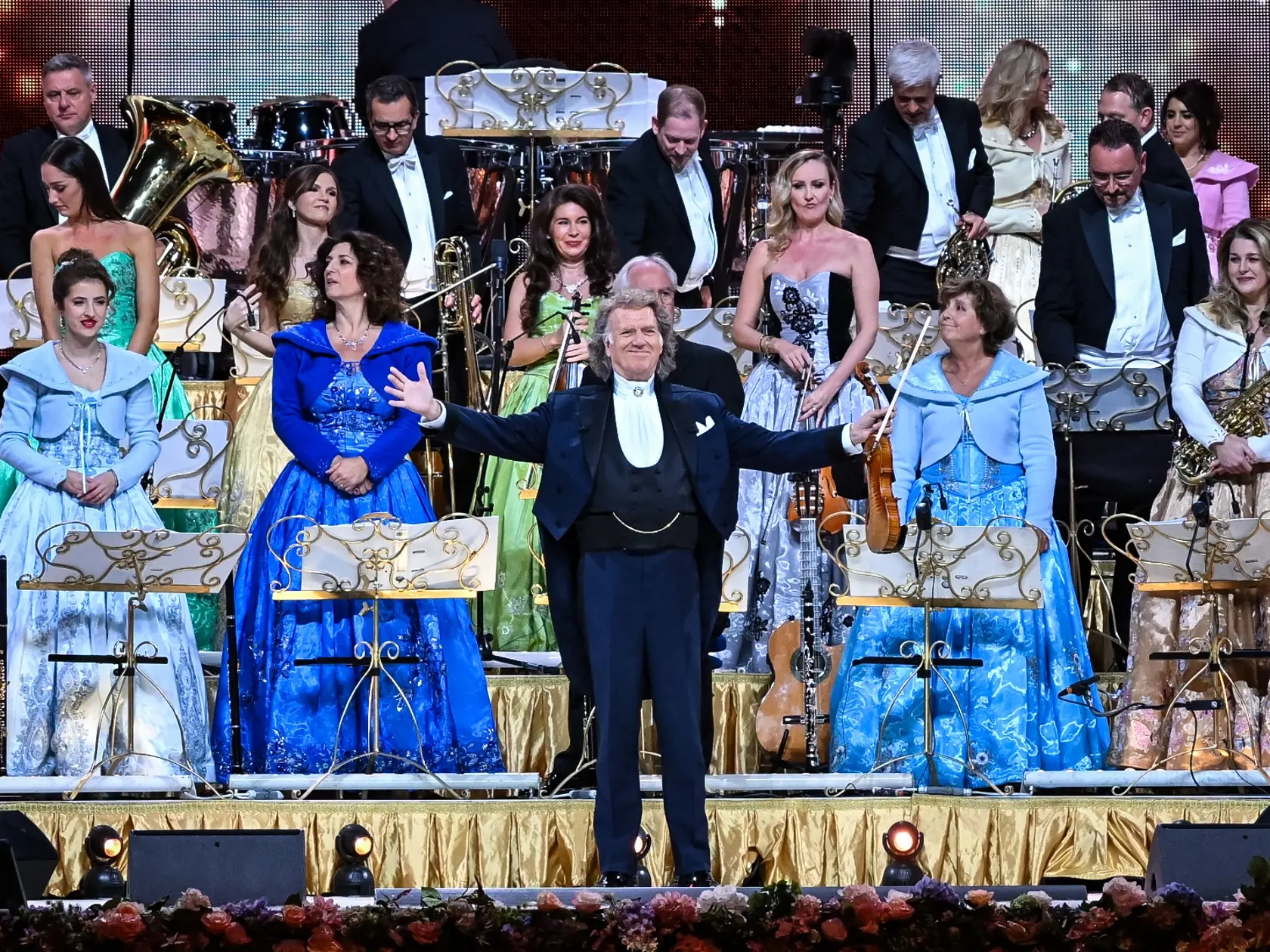 Na snímke svetoznámy holandský huslista a dirigent André Rieu gestikuluje počas koncertu so 60-členným orchestrom Johanna Straussa v Bratislave 7. novembra 2024. FOTO TASR - Pavol Zachar