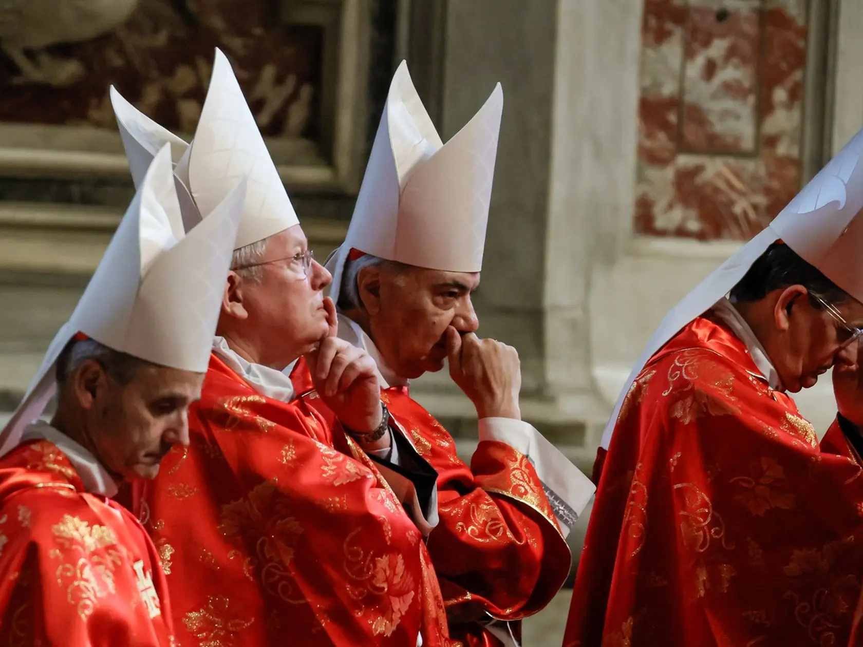 Kardináli počas svätej omše za voľbu pápeža (Pro eligendo Romano Pontifice) v Bazilike sv. Petra.