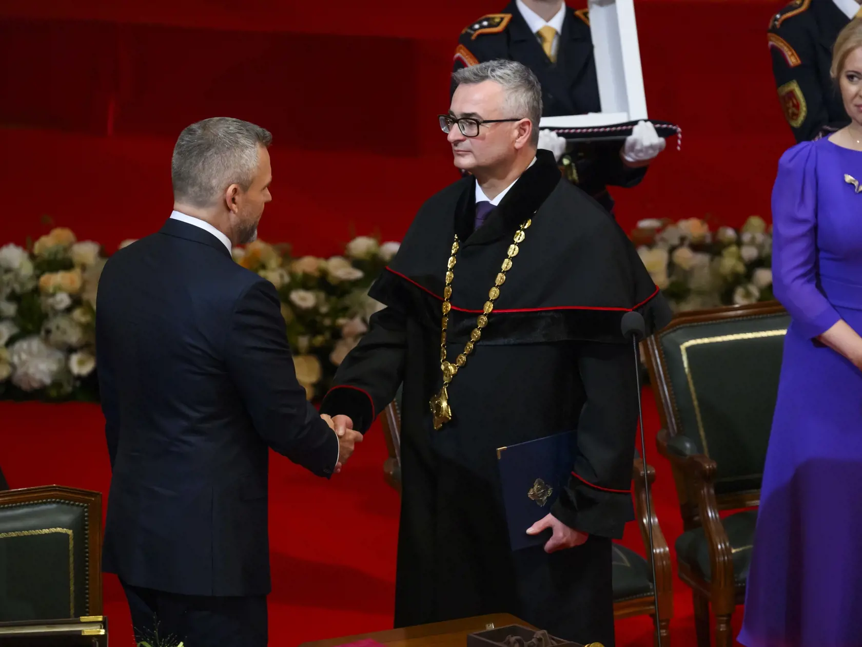 Na snímke vľavo zvolený prezident SR Peter Pellegrini skladá sľub predpísaný Ústavou SR do rúk predsedu Ústavného súdu SR Ivana Fiačana (druhý zľava) počas slávnostnej schôdze Národnej rady SR pri príležitosti zloženia sľubu prezidenta SR v priestoroch budovy Slovenskej filharmónie 15. júna 2024 v Bratislave. Vpravo odchádzajúca prezidentka SR Zuzana Čaputová. FOTO TASR - Jaroslav Novák