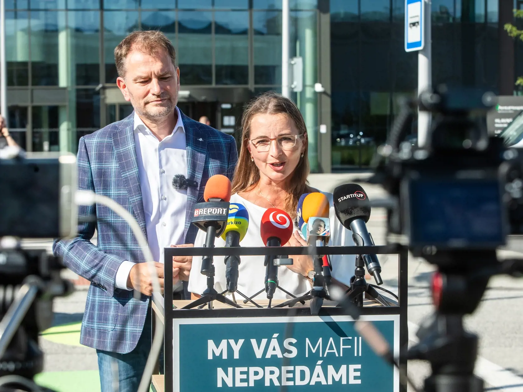 Tlačová konferencia Igora Matoviča (Oľano a priatelia) spolu so svojou ženou Pavlínou Matovičovou.