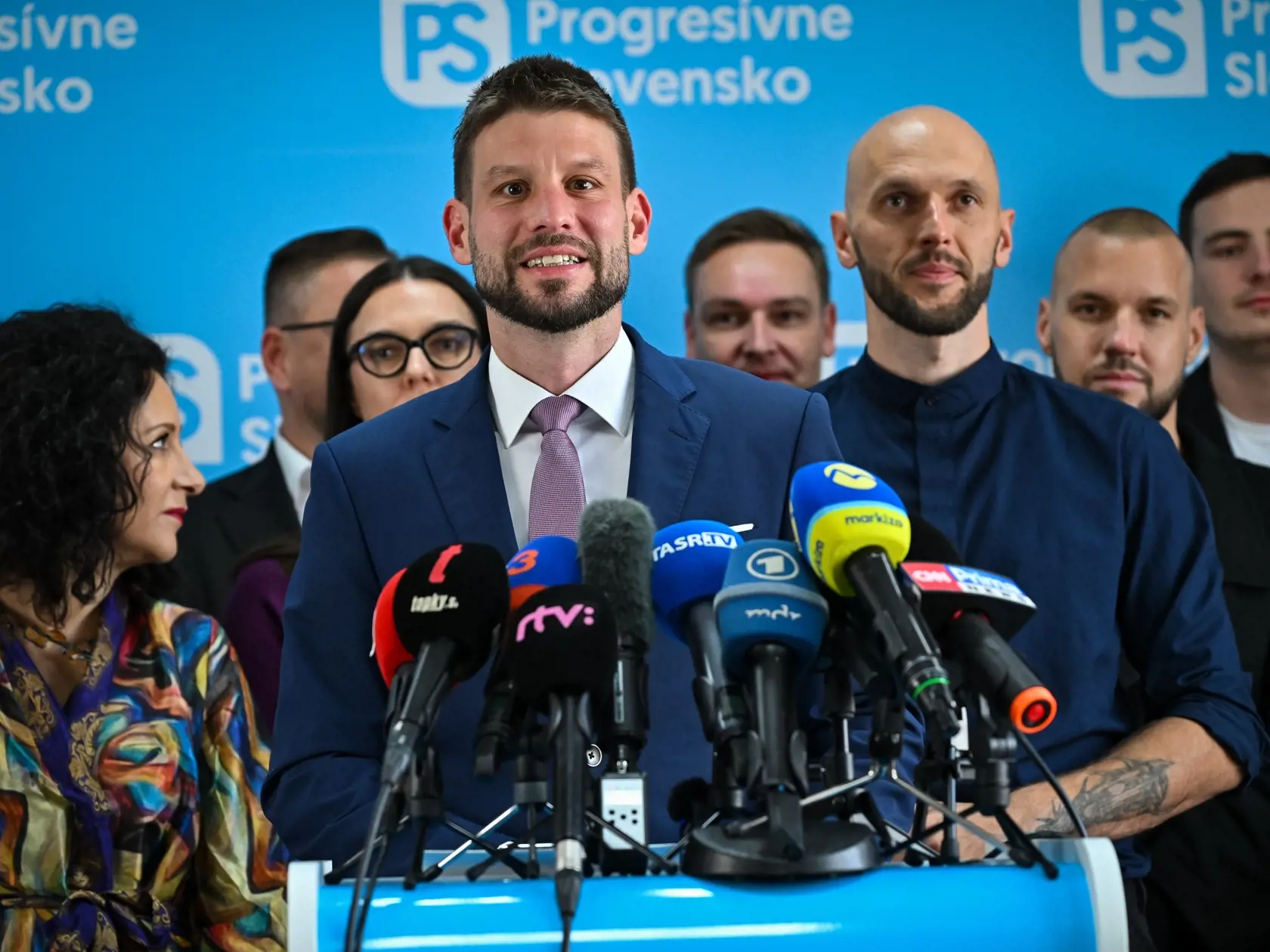 Na Slovensku sa v sobotu 30. septembra 2023 konali v poradí štvrté predčasné a celkovo deviate parlamentné voľby v ére samostatnosti. Na snímke uprostred predseda Progresívneho Slovenska (PS) Michal Šimečka počas tlačovej konferencie v Bratislave 1. októbra 2023. FOTO TASR - Pavol Zachar