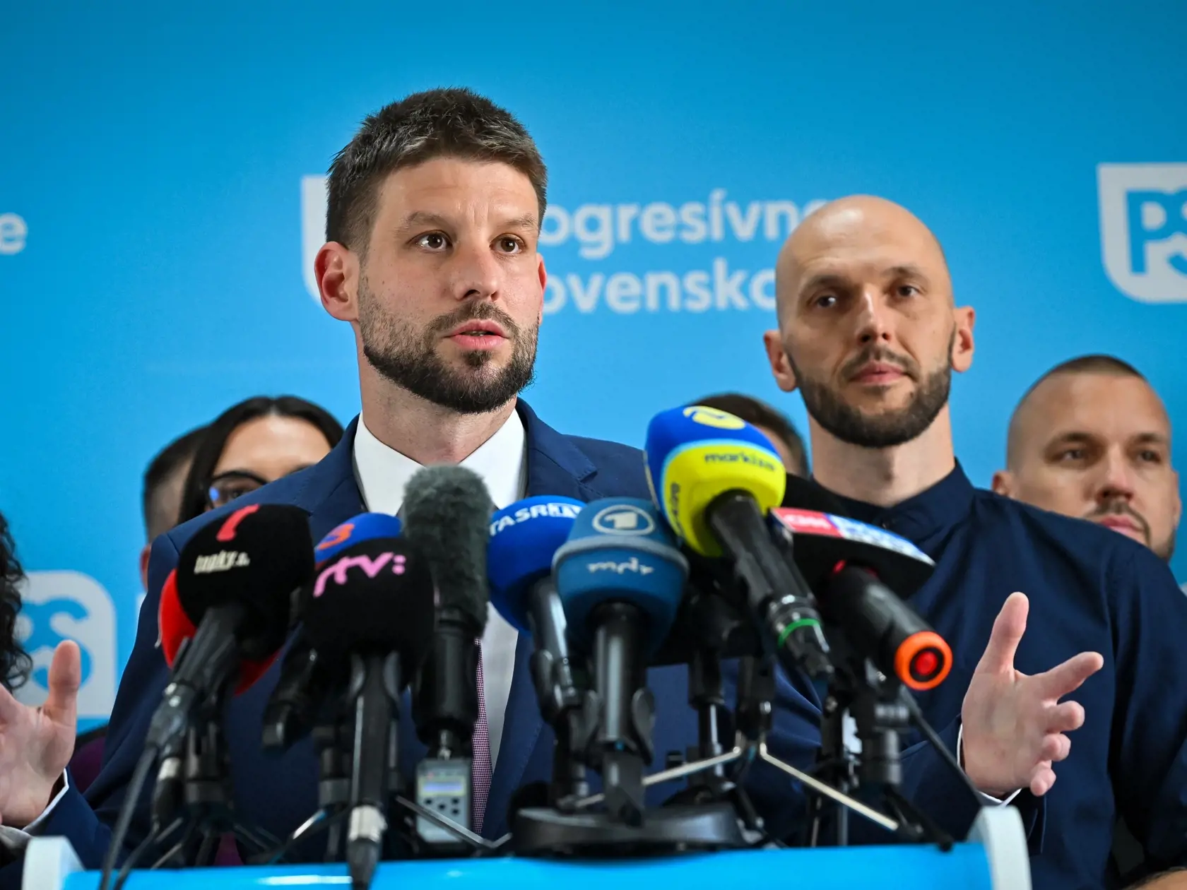 Na Slovensku sa v sobotu 30. septembra 2023 konali v poradí štvrté predčasné a celkovo deviate parlamentné voľby v ére samostatnosti. Na snímke uprostred predseda Progresívneho Slovenska (PS) Michal Šimečka počas tlačovej konferencie v Bratislave 1. októbra 2023. FOTO TASR - Pavol Zachar