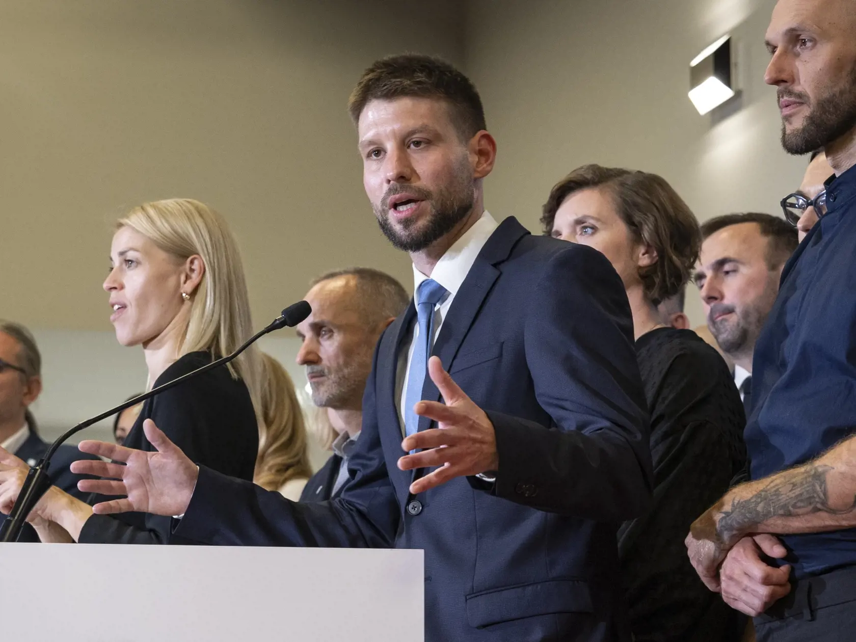 Parlamentné voľby na Slovensku. Volebná centrála strany Progresívne Slovensko. Na snímke je tlačová konferencia kandidátov strany pod vedením predsedu Michala Šimečku, ktorý poďakoval za účasť a vzhľadom na pokročilú nočnú hodinu oficiálne ukončil volebnú noc.