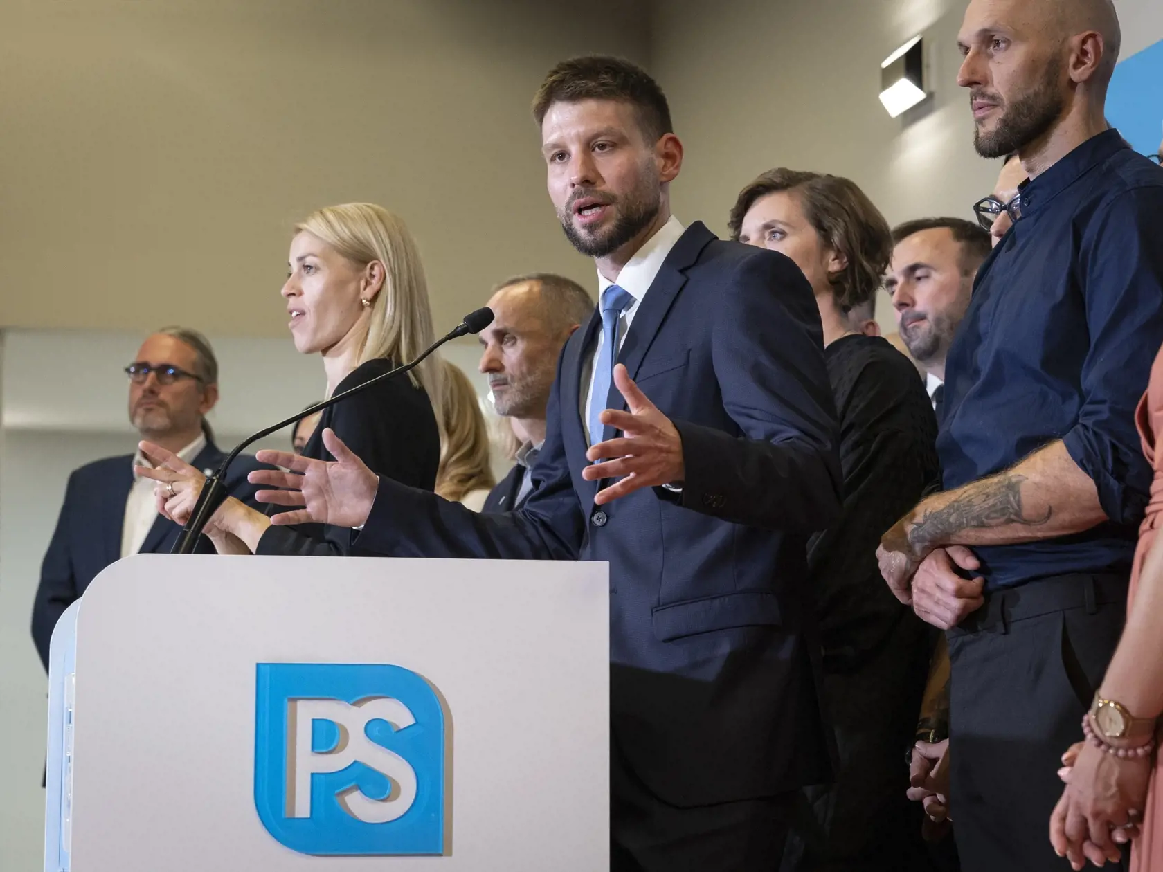 Parlamentné voľby na Slovensku. Volebná centrála strany Progresívne Slovensko. Na snímke je tlačová konferencia kandidátov strany pod vedením predsedu Michala Šimečku, ktorý poďakoval za účasť a vzhľadom na pokročilú nočnú hodinu oficiálne ukončil volebnú noc.