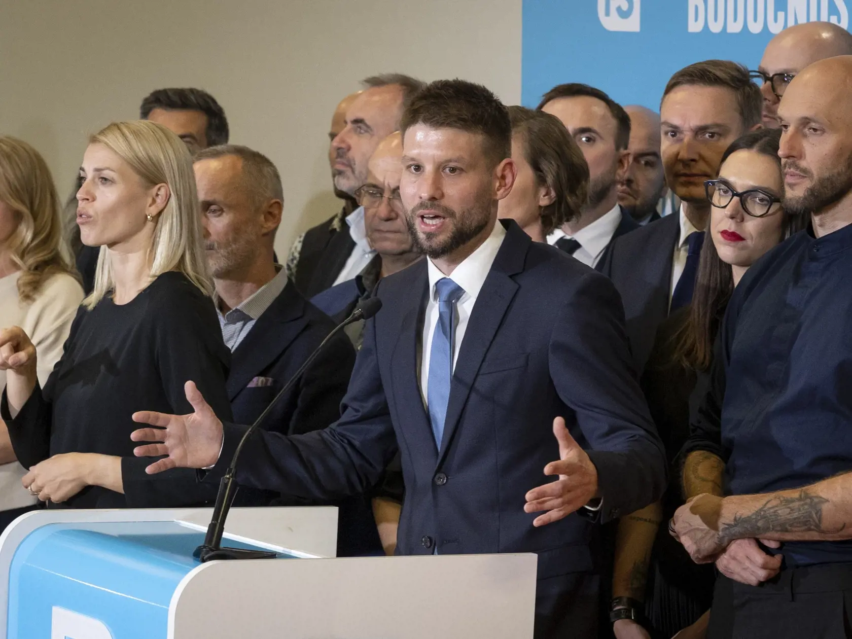 Parlamentné voľby na Slovensku. Volebná centrála strany Progresívne Slovensko. Na snímke je tlačová konferencia kandidátov strany pod vedením predsedu Michala Šimečku, ktorý poďakoval za účasť a vzhľadom na pokročilú nočnú hodinu oficiálne ukončil volebnú noc.