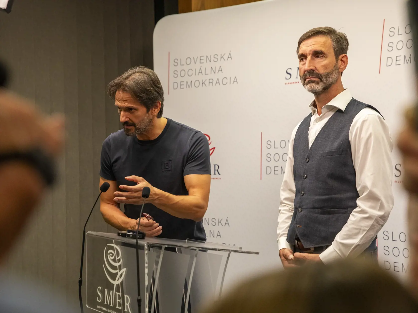 Na snímke je  centrála politickej strany SMER-SD na Súmračnej ulici počas parlamentných volieb 2023, kde Róbert Kaliňák prišiel ohlásiť tlačovú konferenciu na rannú hodinu.