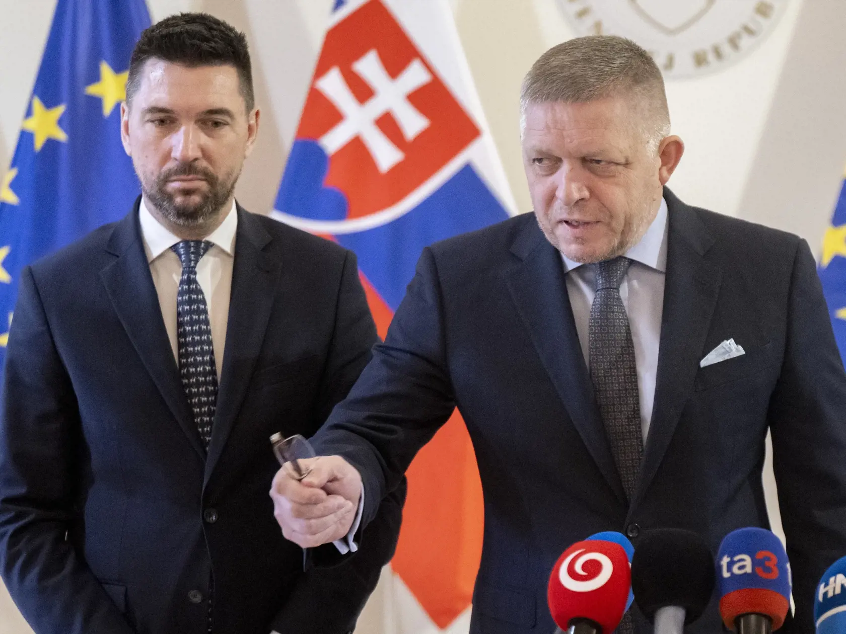 Na snímke zľava minister pôdohospodárstva a rozvoja vidieka SR Richard Takáč a predseda vlády SR Robert Fico (obaja Smer) počas vyhlásenia pre média po stretnutí so zástupcami prvovýrobcov potravín 5. decembra 2024 v Bratislave.