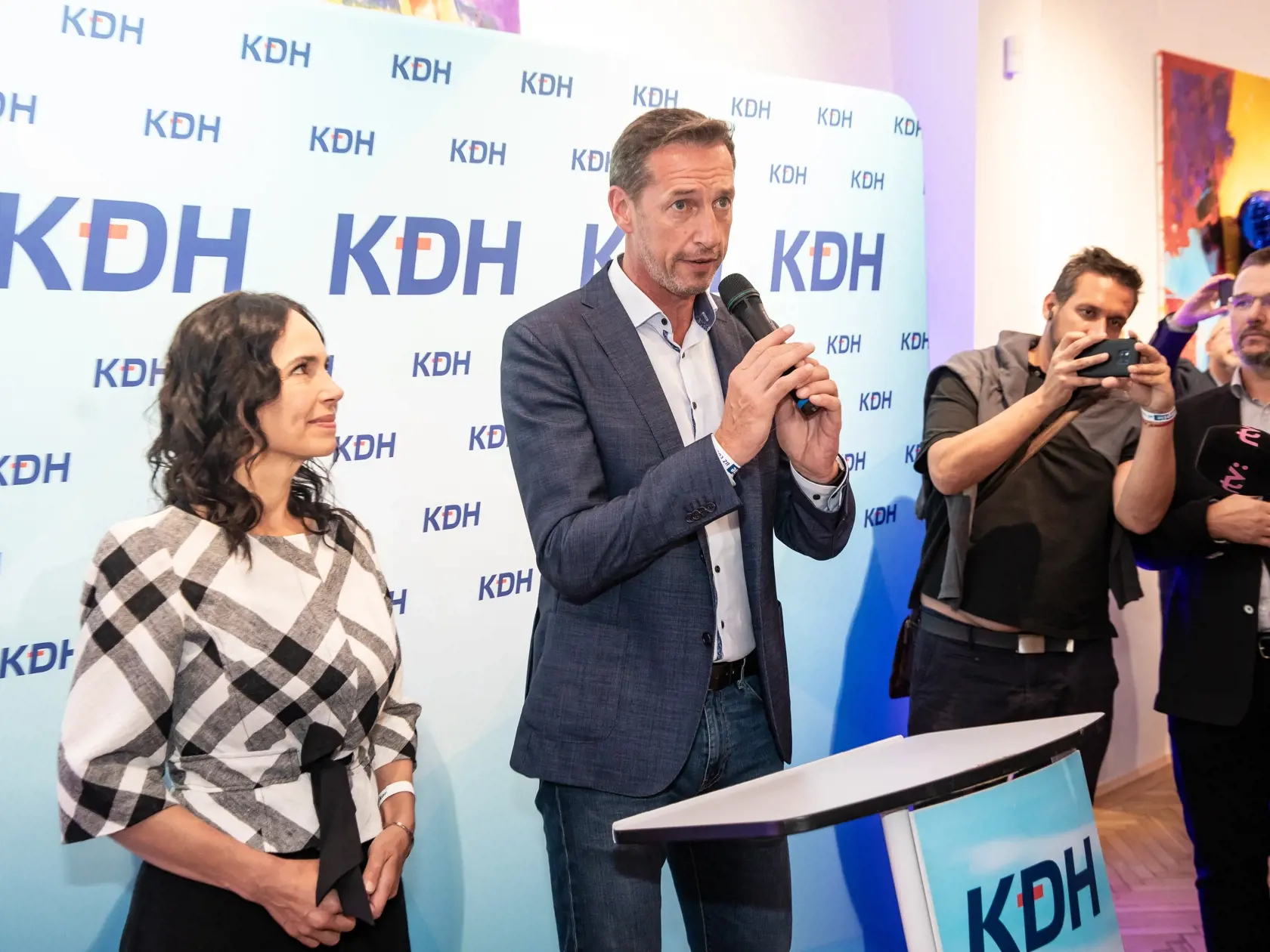 Príchod predsedu strany KDH do volebnej centrály. Volebná centrála strany KDH, čakanie na výsledky volieb. Na snímke je Milan Majerský s manželkou.