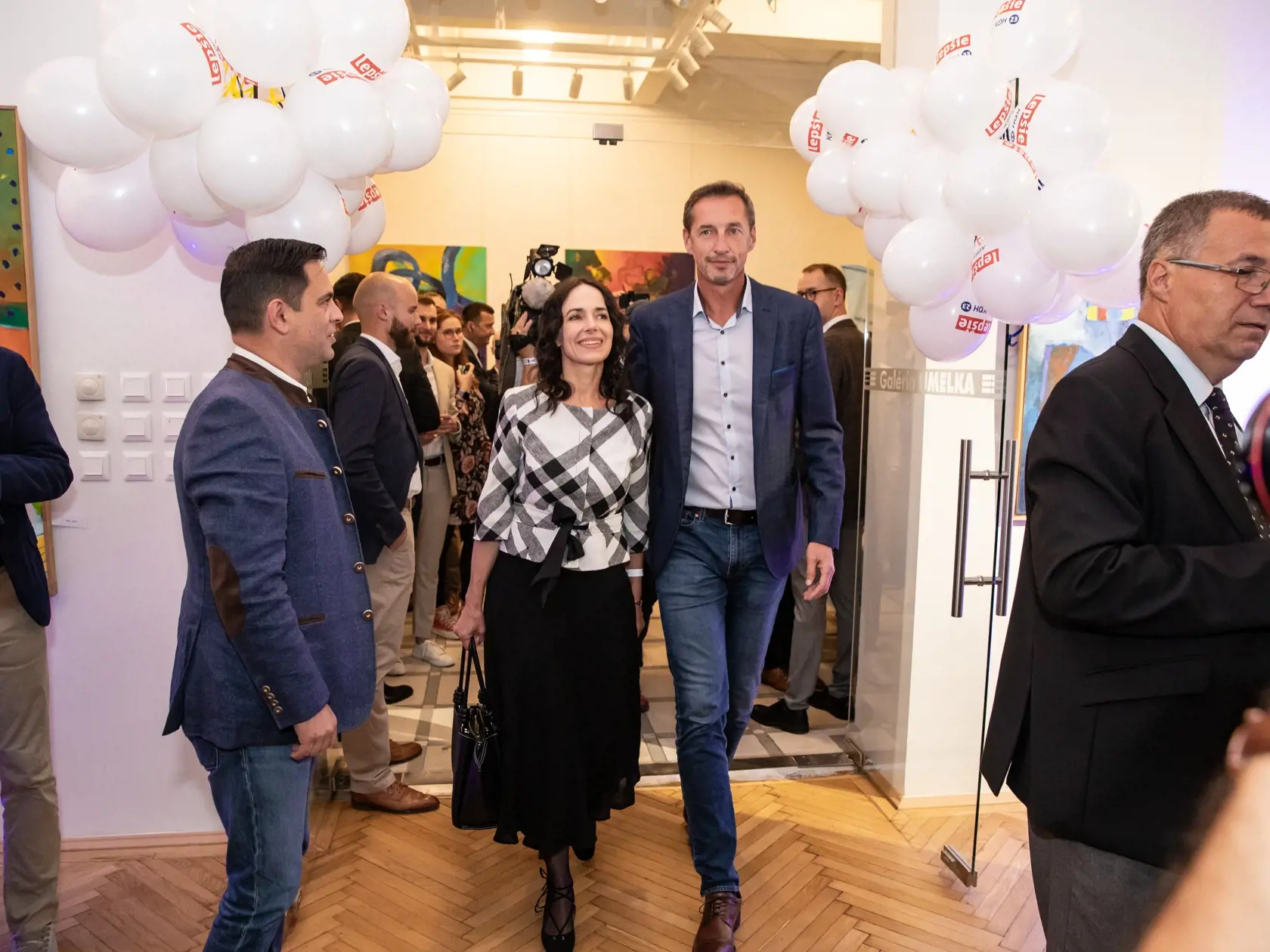 Príchod predsedu strany KDH do volebnej centrály. Volebná centrála strany KDH, čakanie na výsledky volieb. Na snímke je Milan Majerský s manželkou.