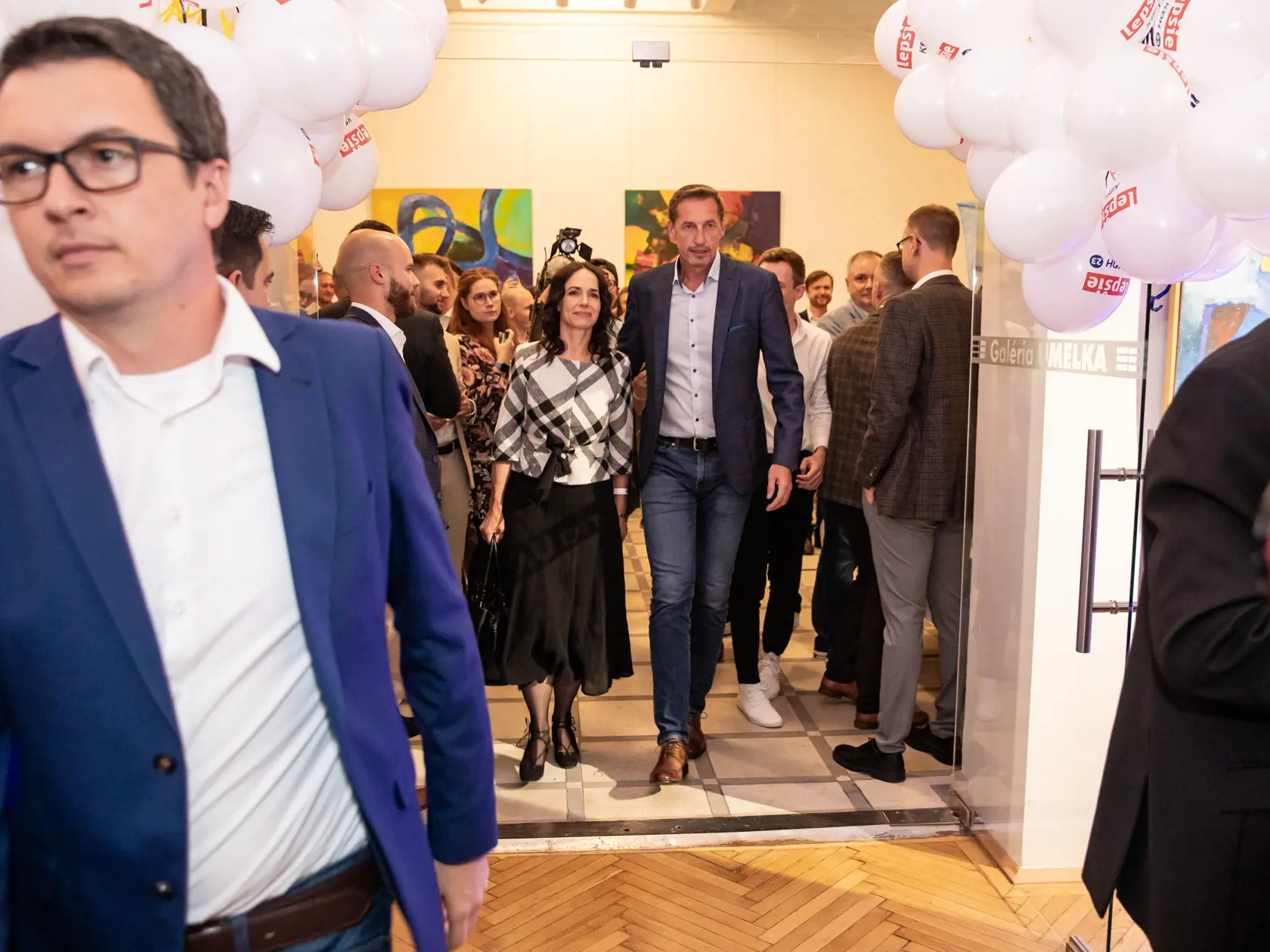 Príchod predsedu strany KDH do volebnej centrály. Volebná centrála strany KDH, čakanie na výsledky volieb. Na snímke je Milan Majerský s manželkou.