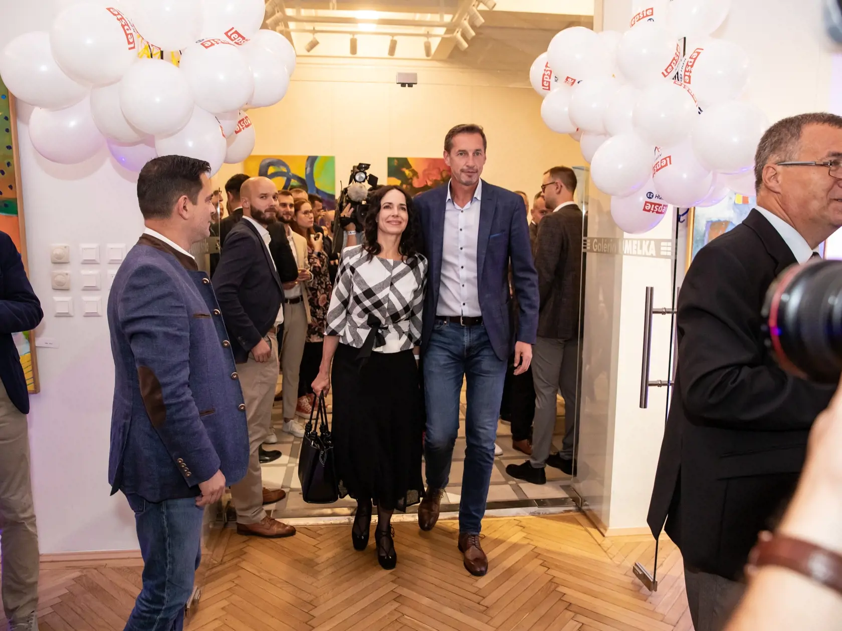 Príchod predsedu strany KDH do volebnej centrály. Volebná centrála strany KDH, čakanie na výsledky volieb. Na snímke je Milan Majerský s manželkou.