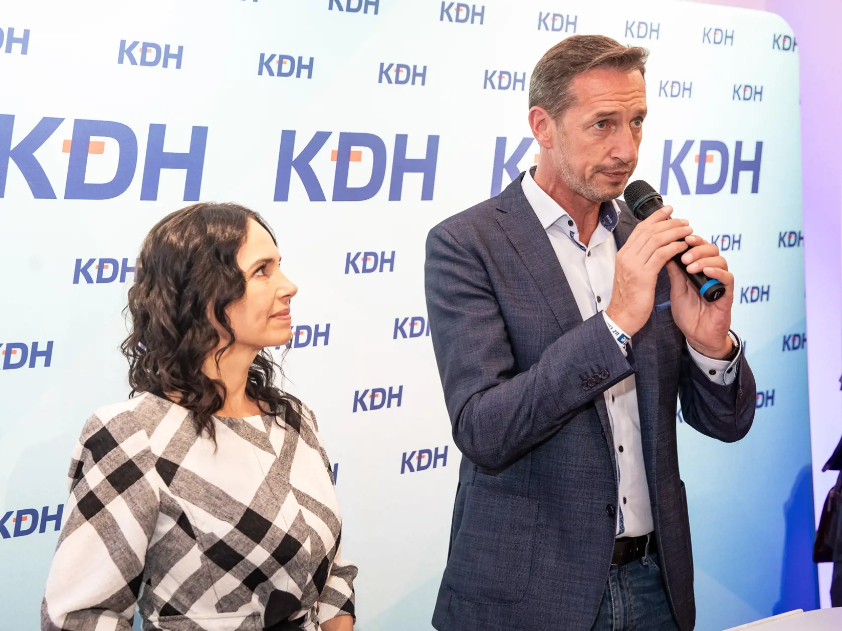 Príchod predsedu strany KDH do volebnej centrály. Volebná centrála strany KDH, čakanie na výsledky volieb. Na snímke je Milan Majerský s manželkou.