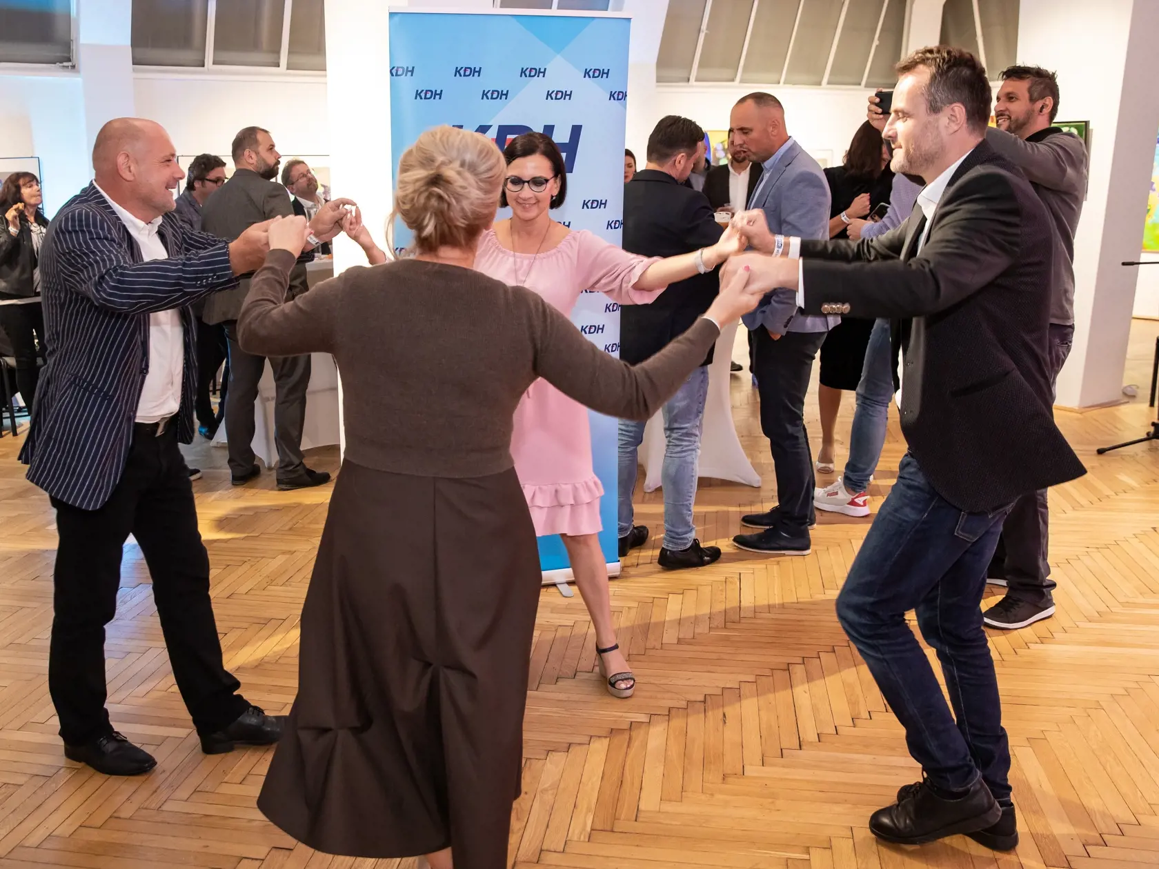 Volebná centrála strany KDH, čakanie na výsledky volieb. 