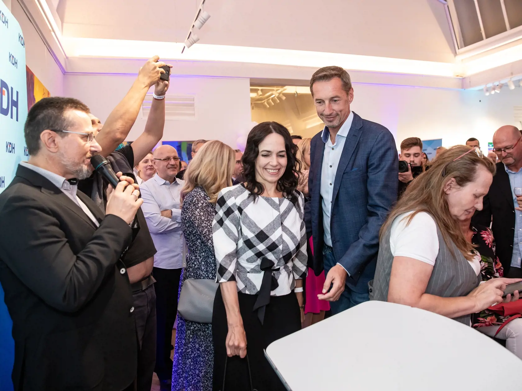 Príchod predsedu strany KDH do volebnej centrály. Volebná centrála strany KDH, čakanie na výsledky volieb. Na snímke je Milan Majerský s manželkou.