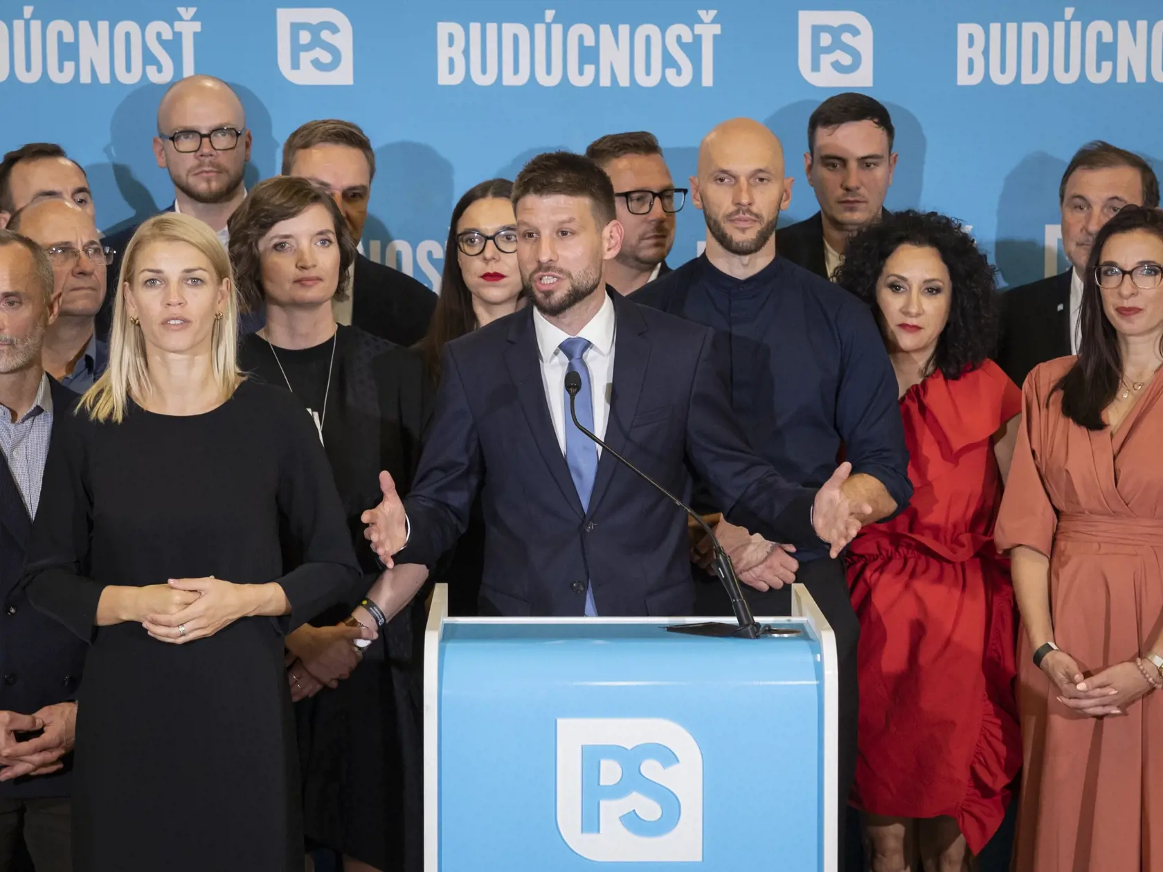 Parlamentné voľby na Slovensku. Volebná centrála strany Progresívne Slovensko. Na snímke je tlačová konferencia kandidátov strany pod vedením predsedu Michala Šimečku, ktorý poďakoval za účasť a vzhľadom na pokročilú nočnú hodinu oficiálne ukončil volebnú noc.