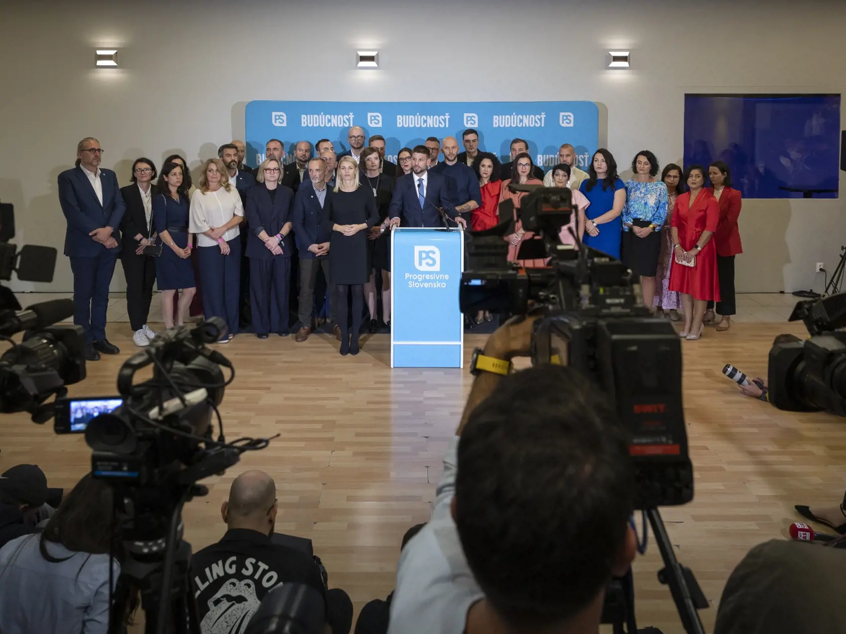 Parlamentné voľby na Slovensku. Volebná centrála strany Progresívne Slovensko. Na snímke je tlačová konferencia kandidátov strany pod vedením predsedu Michala Šimečku, ktorý poďakoval za účasť a vzhľadom na pokročilú nočnú hodinu oficiálne ukončil volebnú noc.