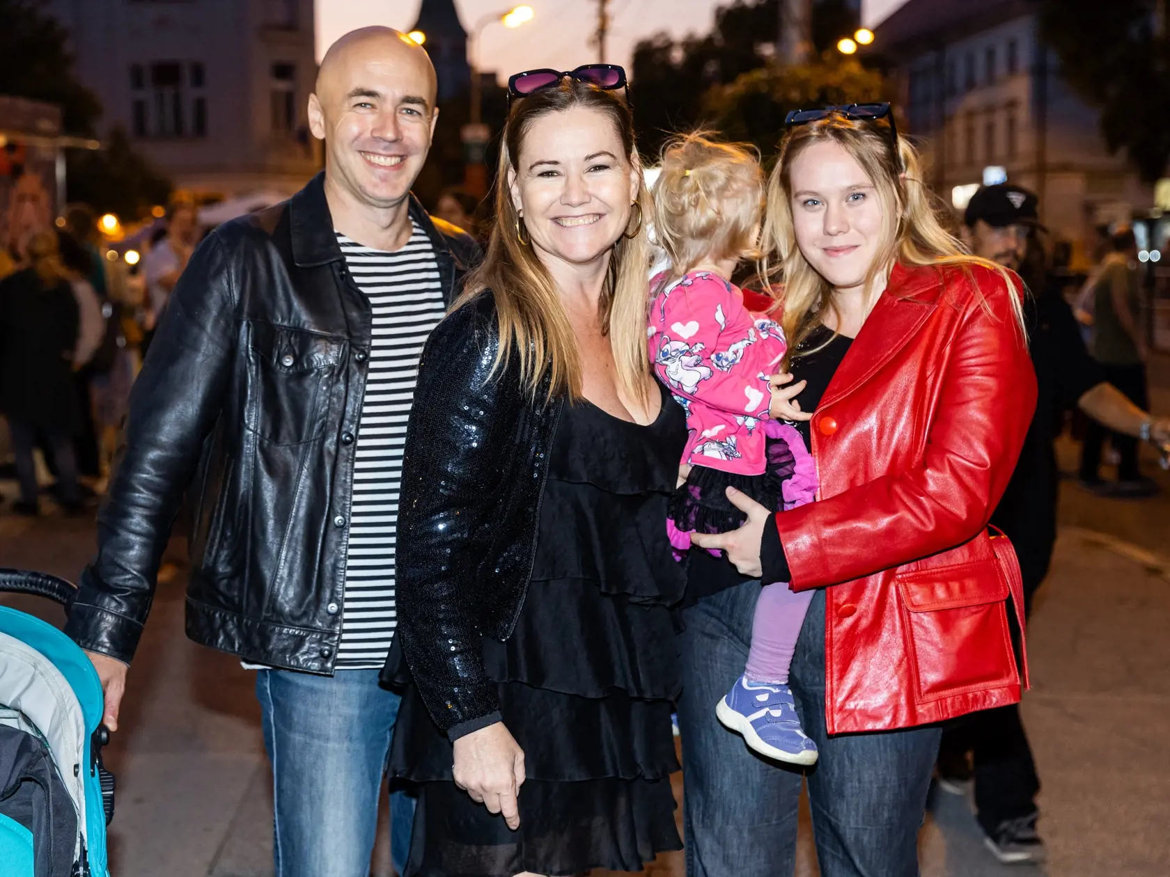Protest na podporu kultúrneho štrajku: Zuzana Haasová s manželom Viliamom. Spoločnosť im robila aj Zuzanina dcéra Romi a spoločná dcérka Marína.