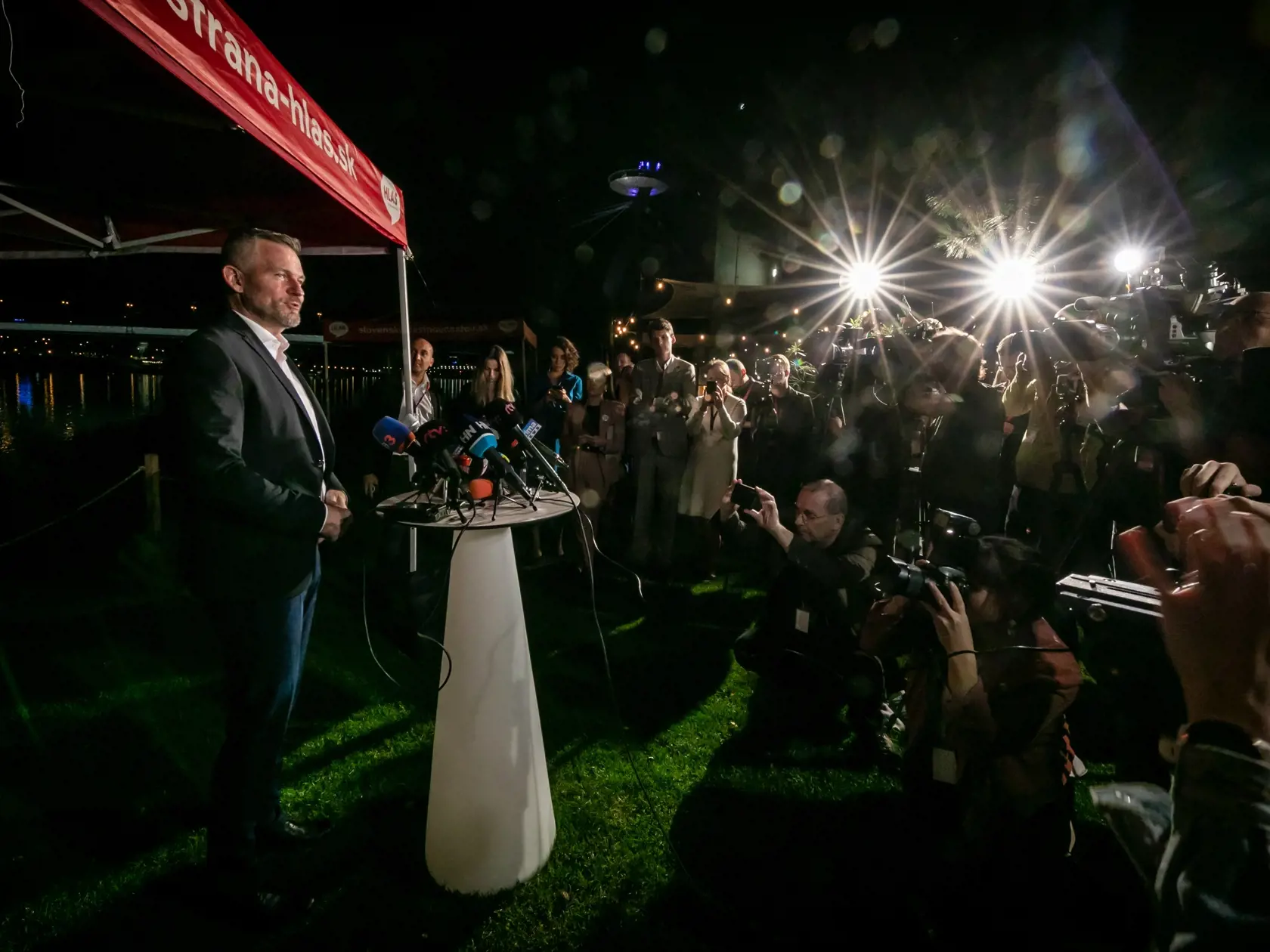 Na snímke predseda politickej strany HLAS - sociálna demokracia Peter Pellegrini počas brífingu s novinármi v reštaurácii Aušpic.  