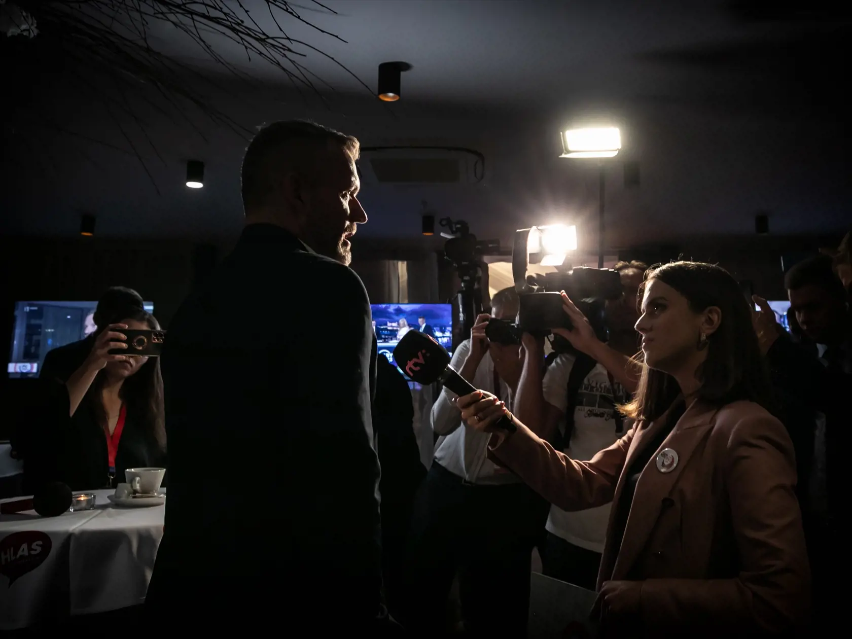 Na snímke predseda politickej strany HLAS - sociálna demokracia Peter Pellegrini počas volebnej noci v reštaurácii Aušpic.  