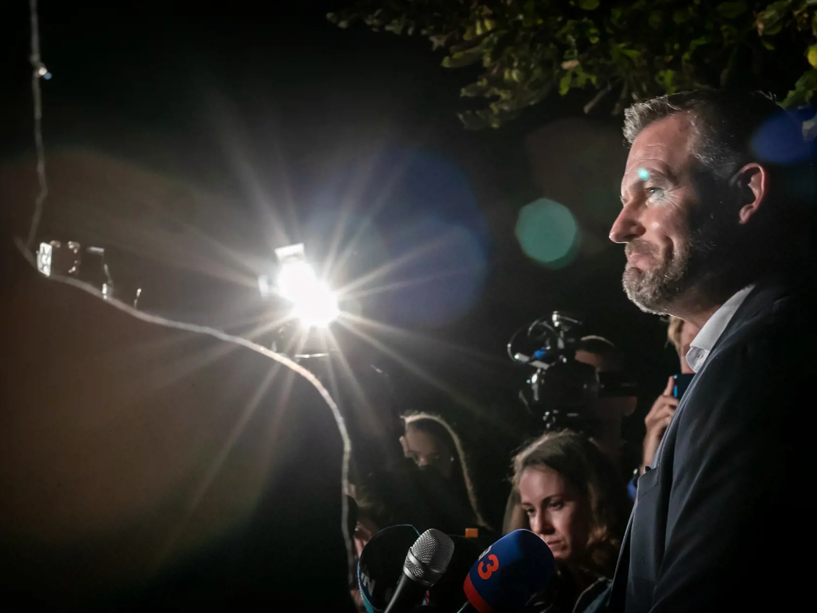 Na snímke predseda politickej strany HLAS - sociálna demokracia Peter Pellegrini počas brífingu s novinármi v reštaurácii Aušpic.  