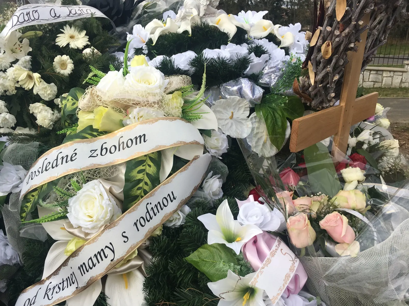 UŽ ODPOČÍVA Violin hrob je zasypaný kvetmi a vencami. Každý v Snine odsudzuje brutalitu, akou musela zísť z tohto sveta.