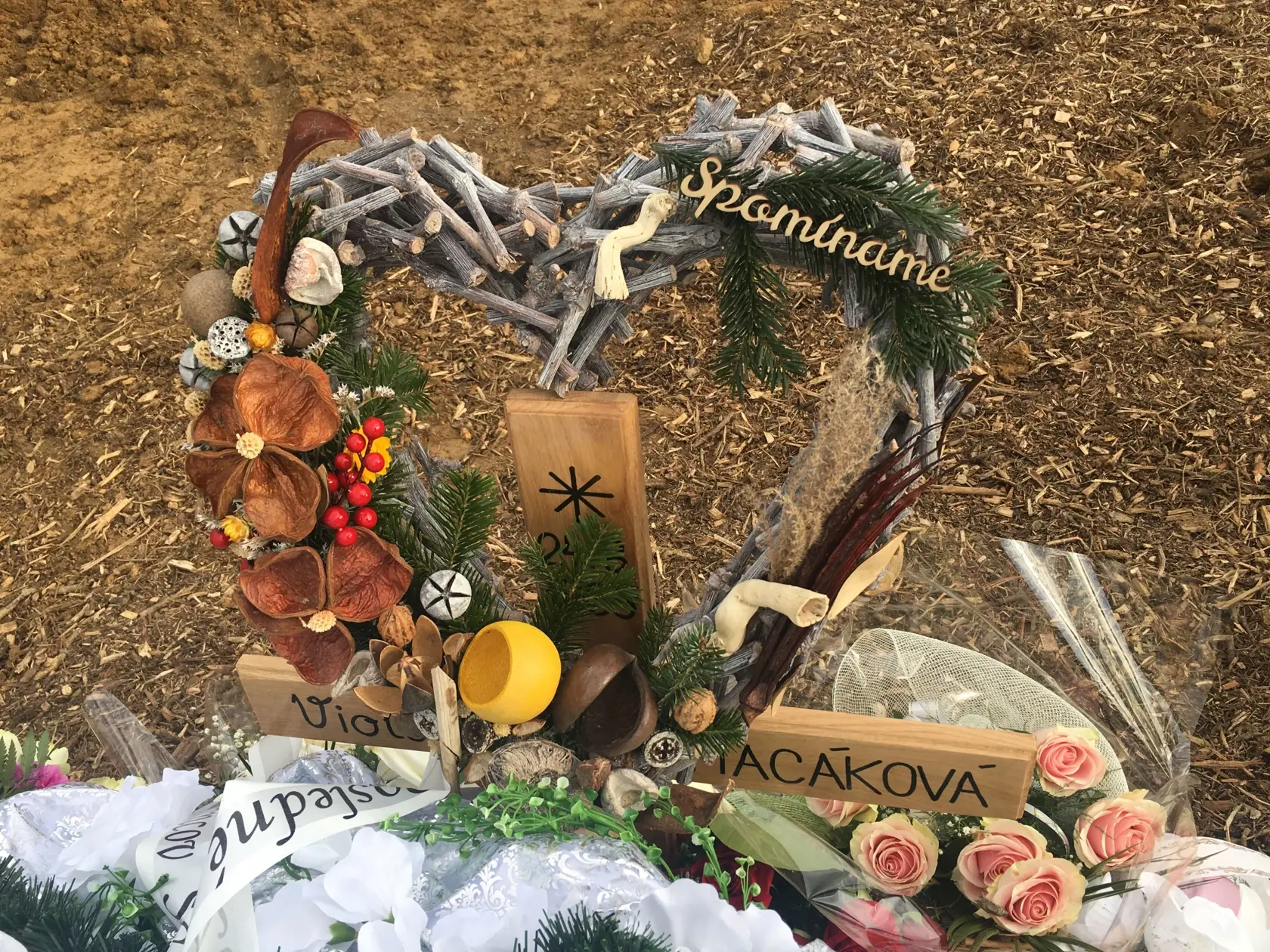 UŽ ODPOČÍVA Violin hrob je zasypaný kvetmi a vencami. Každý v Snine odsudzuje brutalitu, akou musela zísť z tohto sveta.