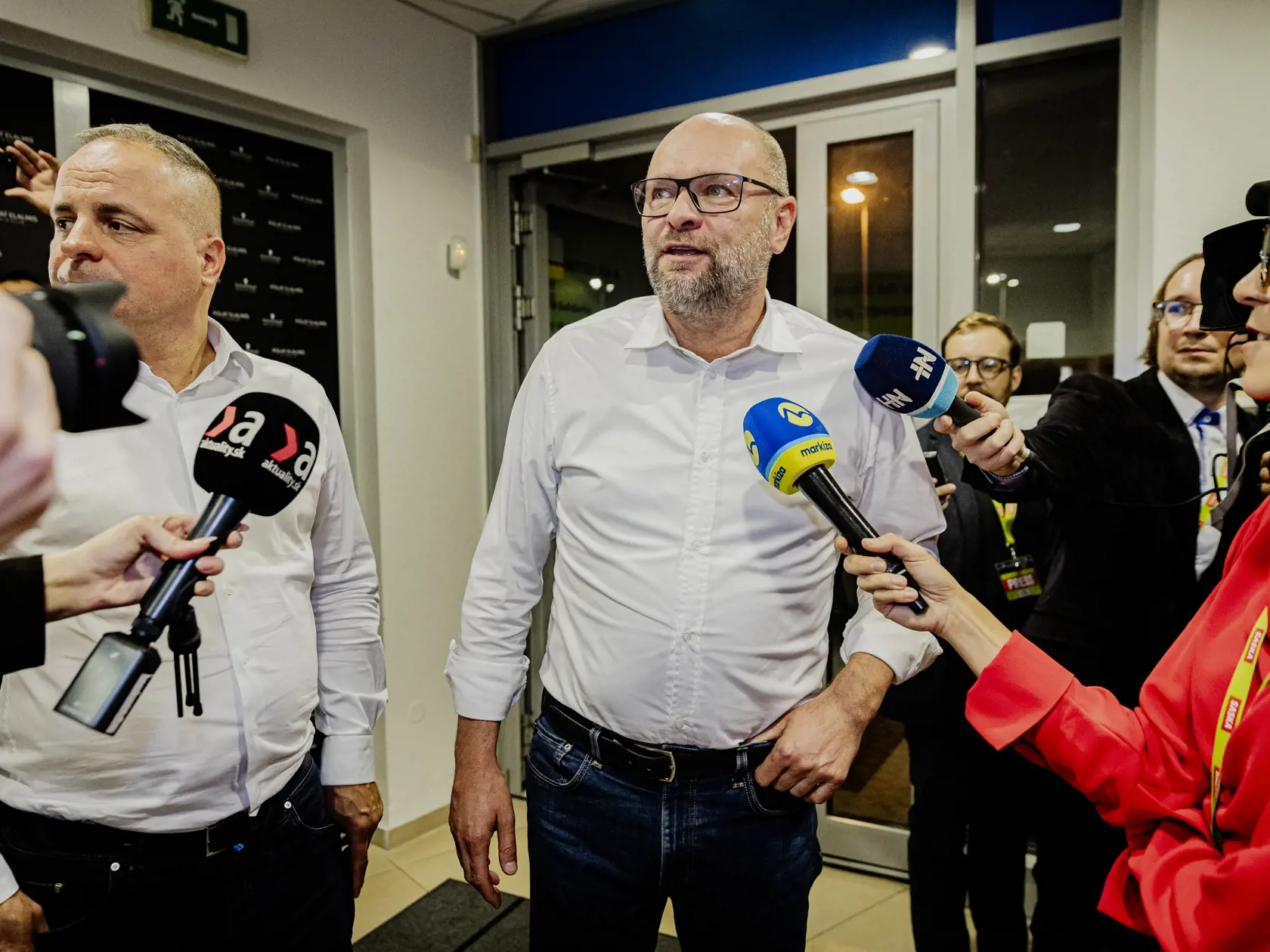 Na snímke Richard Sulík a Juraj Droba prichádzajú do centrály počas volebnej noci predčasných parlamentných volieb 2023.