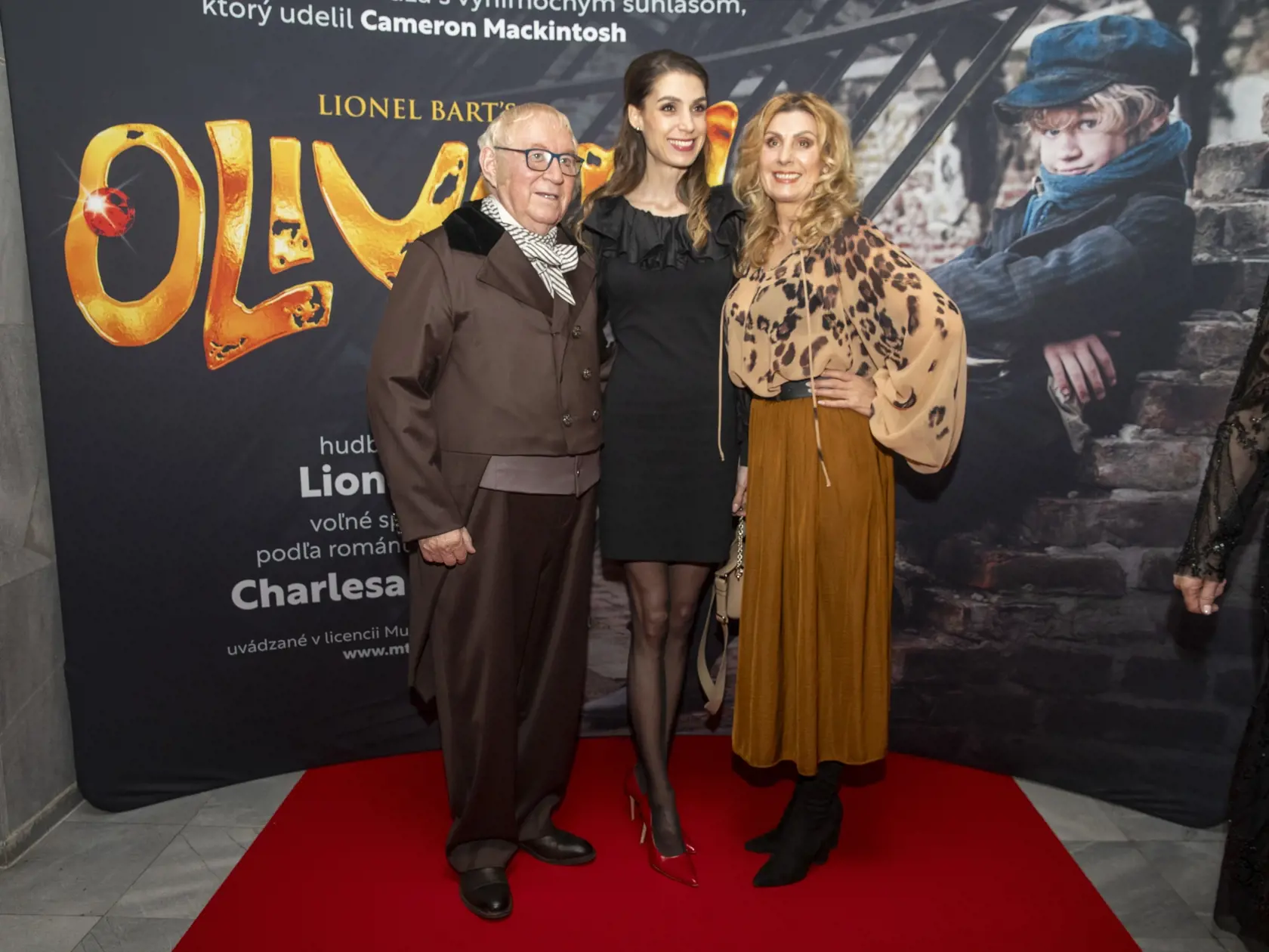  Na snímke je premiéra muzikálu Oliver.
Herec Karol Čálik