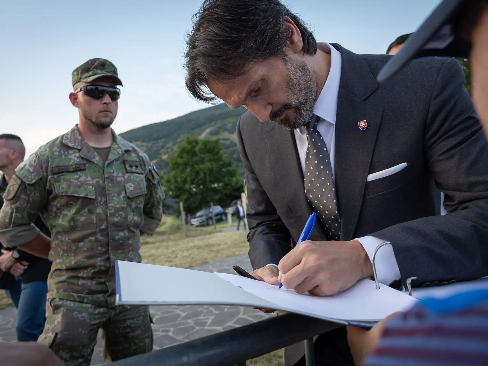 Na sviatok svätého Cyrila a Metoda sa na hrade Devín v Bratislave konali tradičné cyrilo-metodské oslavy. Pre návštevníkov bol počas celého dňa pripravený kultúrno-spoločenský program a viacero atrakcií. Večerný program bol vyhradený pre predstaviteľov štátu a pozvaných hostí. Na snímke je Robert Kaliňák.