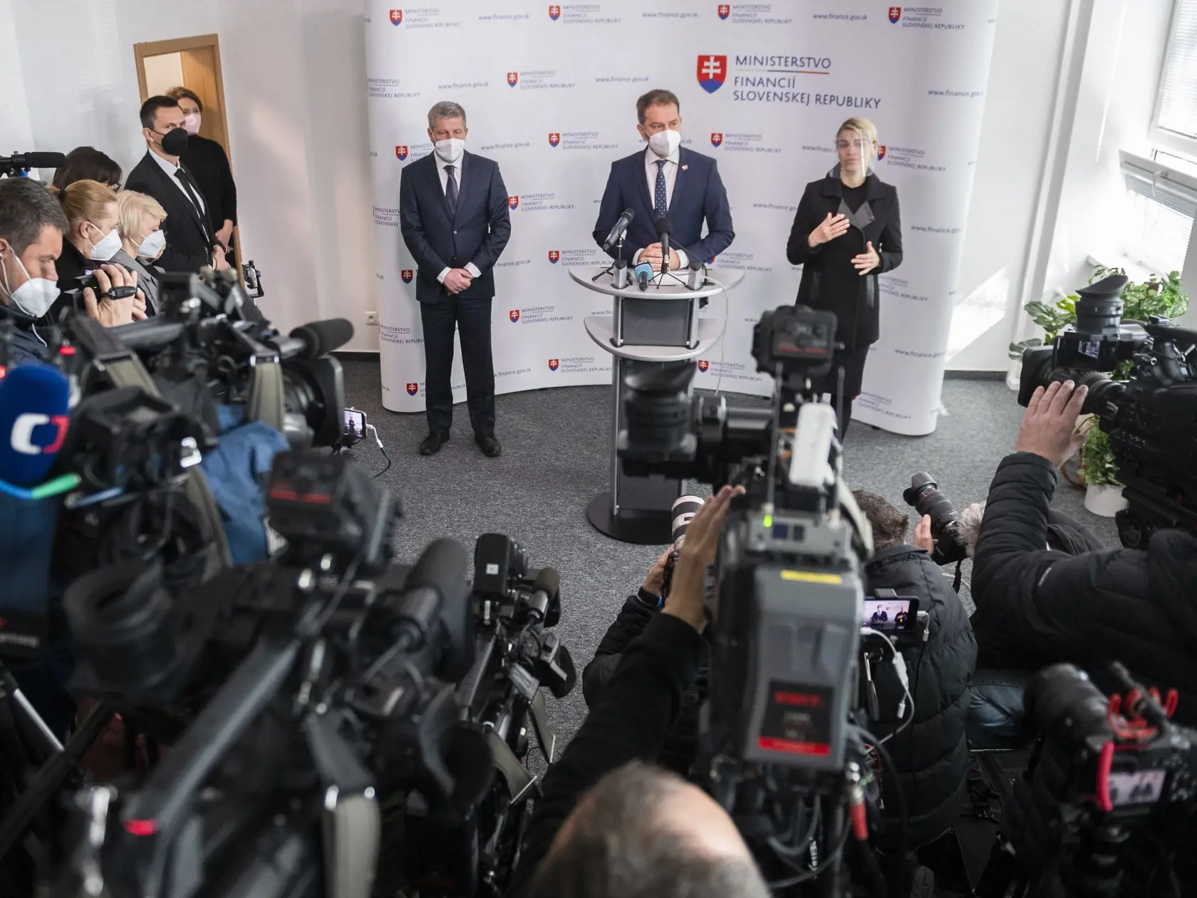 Na snímke v pozadí zľava minister zdravotníctva SR Vladimír Lengvarský (OĽaNO) a podpredseda vlády a minister financií SR Igor Matovič (OĽaNO) počas tlačovej konferencie po návrate ministra financií z pracovnej cesty v Moskve v Rusku v Bratislave 9. apríla 2021. FOTO TASR - Jaroslav Novák